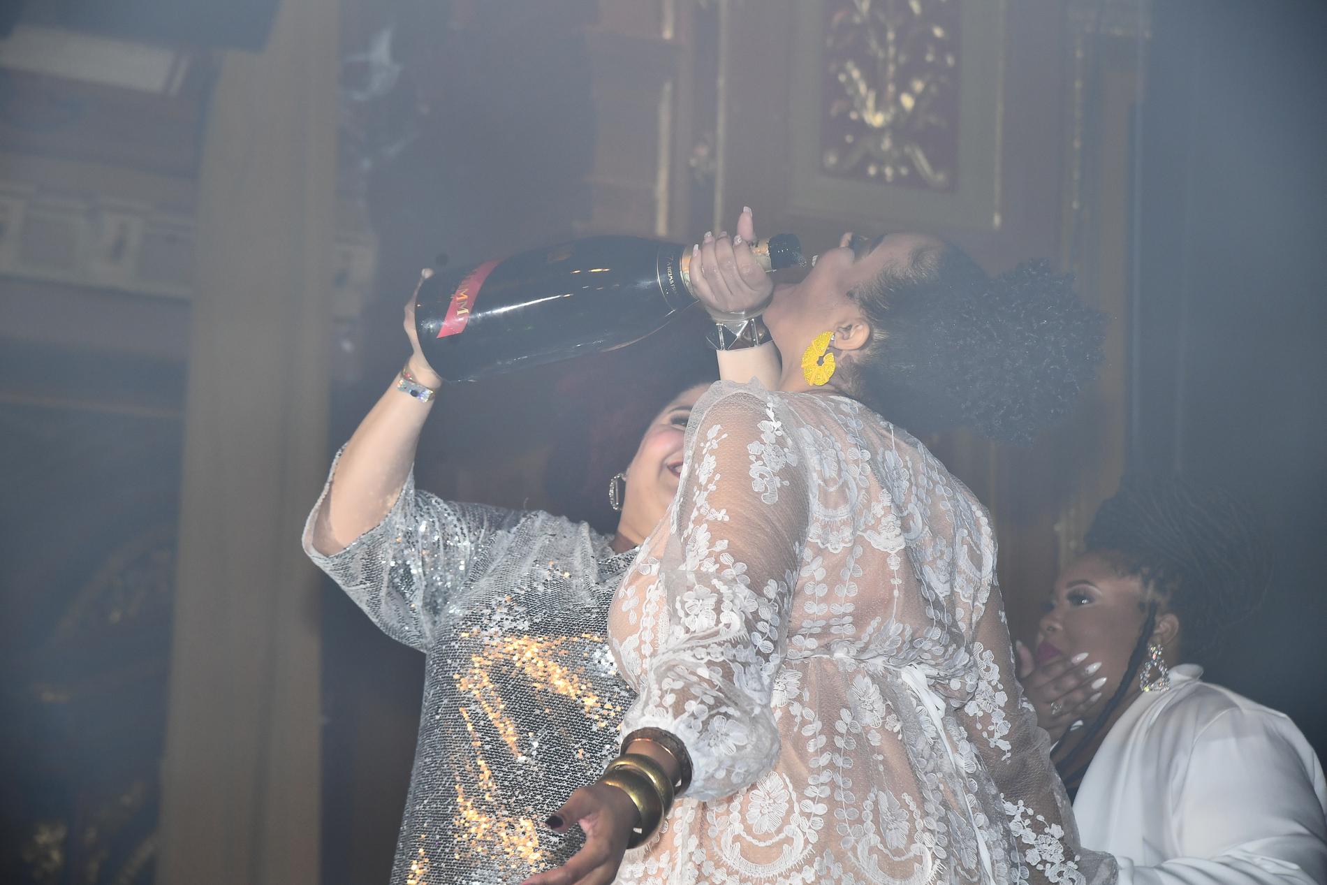 Den utlovade champagnen flödade för The Mamas. 