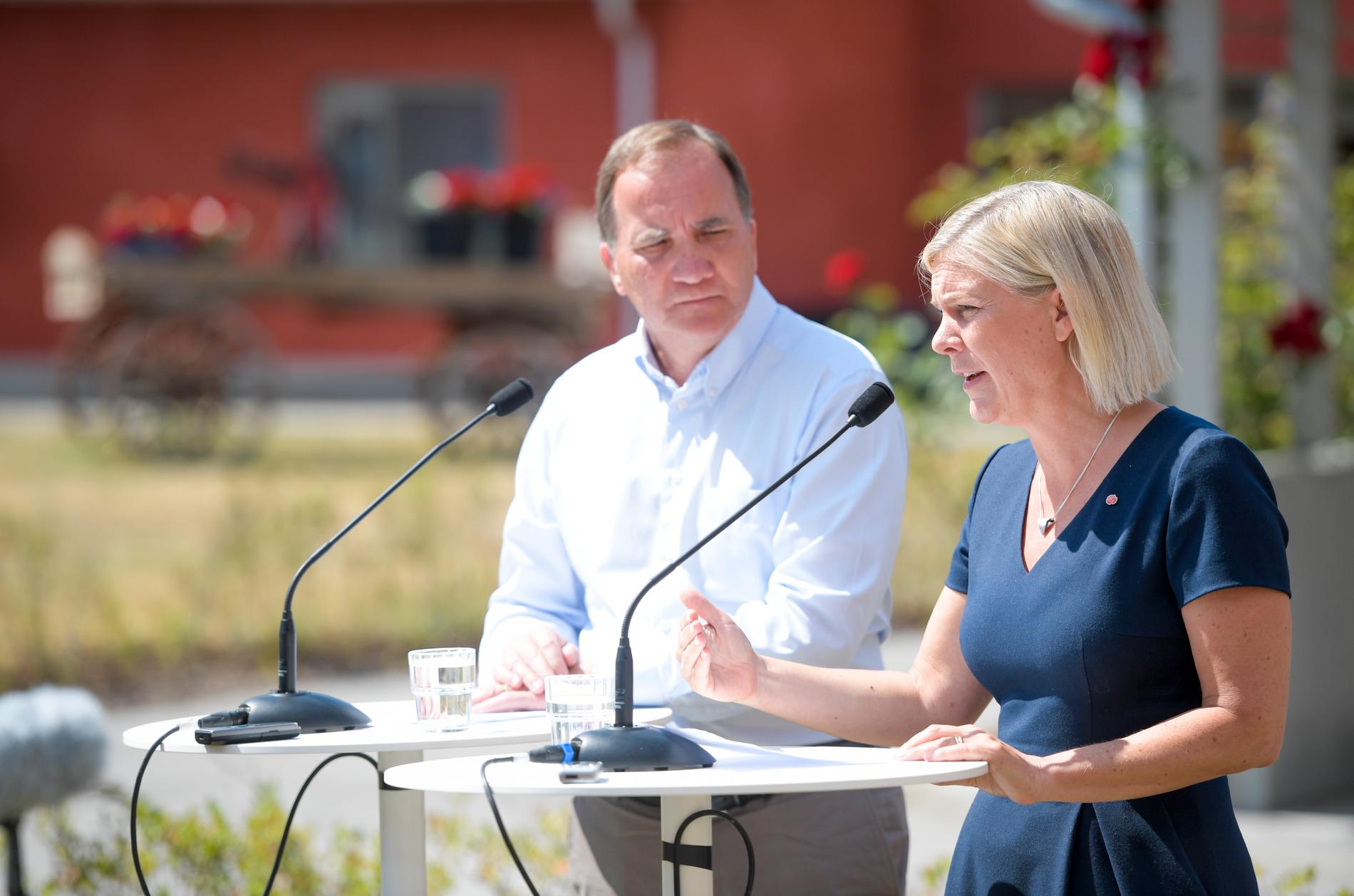 Statsminister Stefan Löfven (S) och finansminister Magdalena Andersson (S) vill höja avgifterna till pensionssystemet.