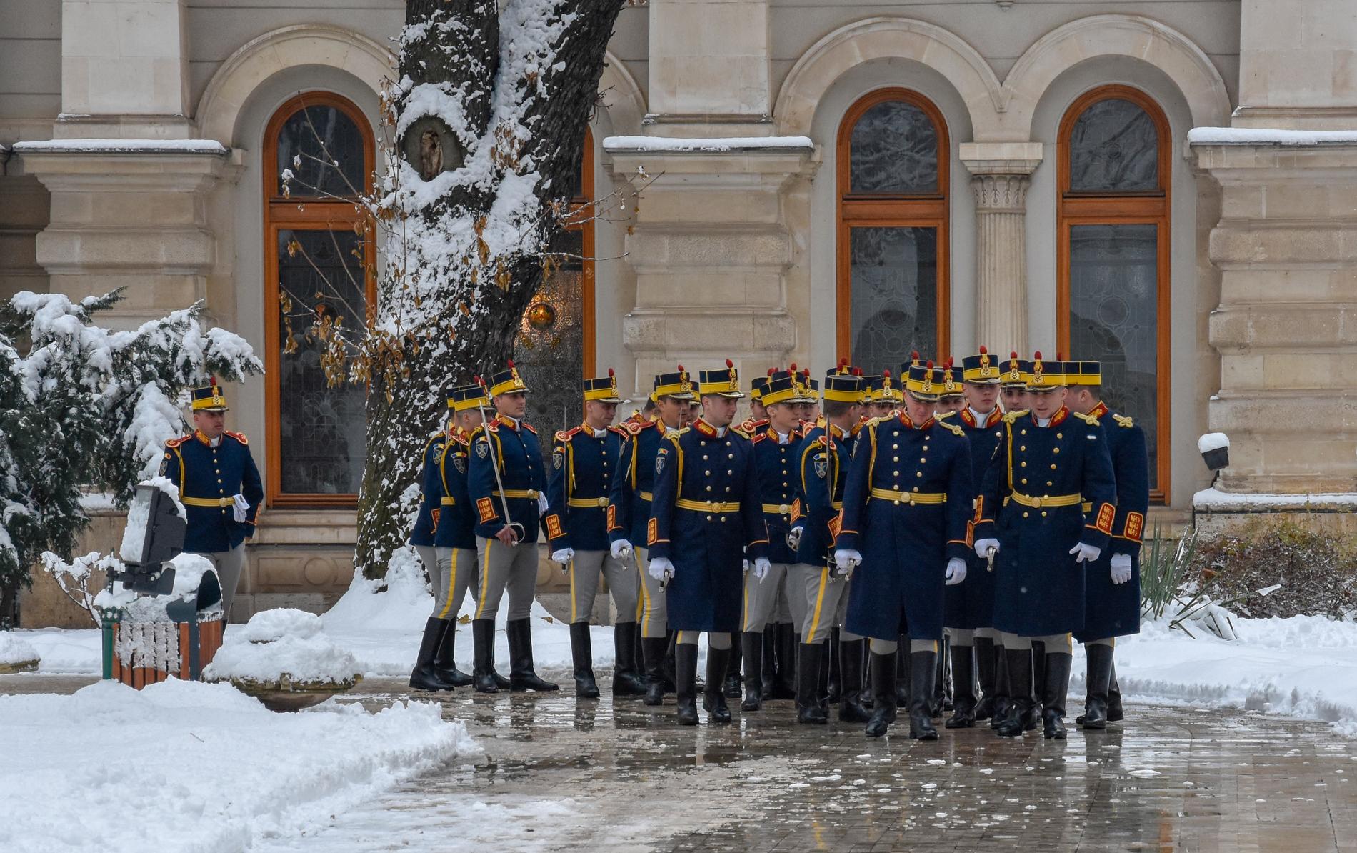Rumänska soldater i paraduniform gör sig redo att ta emot EU-kommissionen på besök i presidentpalatset i Bukarest.