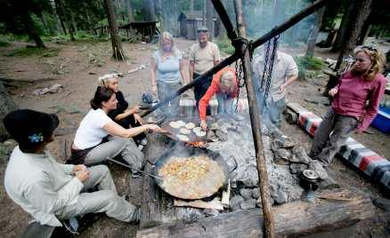 Deltagarna lever vildmarksliv med allt vad det innebär, såsom matlagning över öppen eld.
