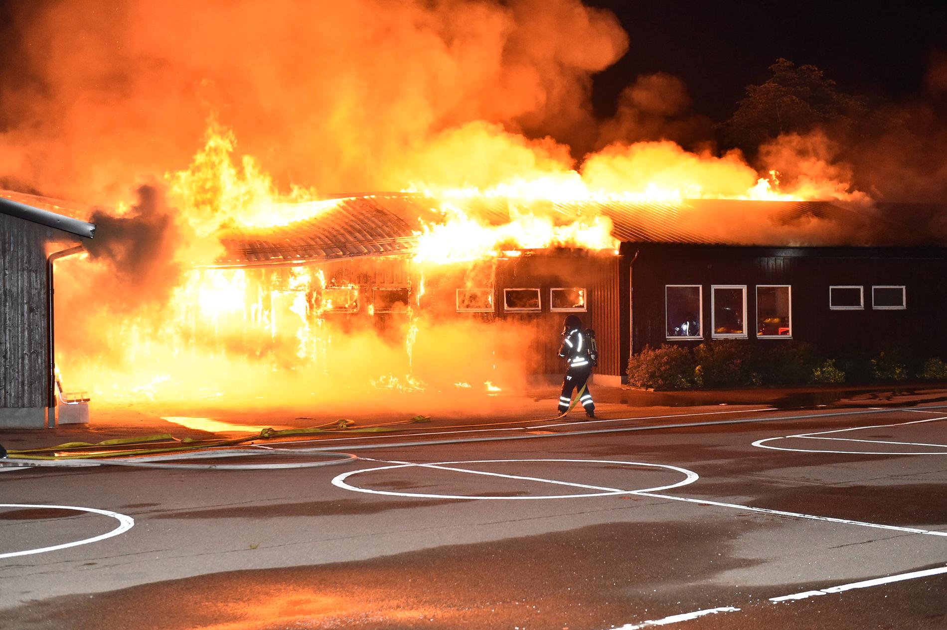 En skola i Ljungbyhed brinner. 