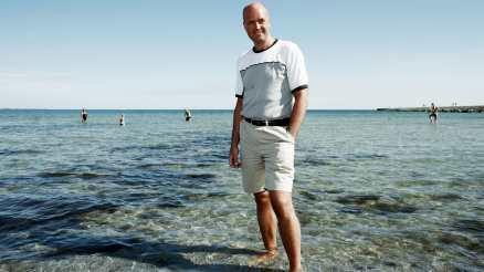 semester nästa Försämrad semesterlag verkar vara nästa etapp för alliansens systemskifte. Men frågan är om Reinfeldt, på bilden på semester i skånska Höllviken, har råd med den ilskna opinion som åtgärden väntas föda.