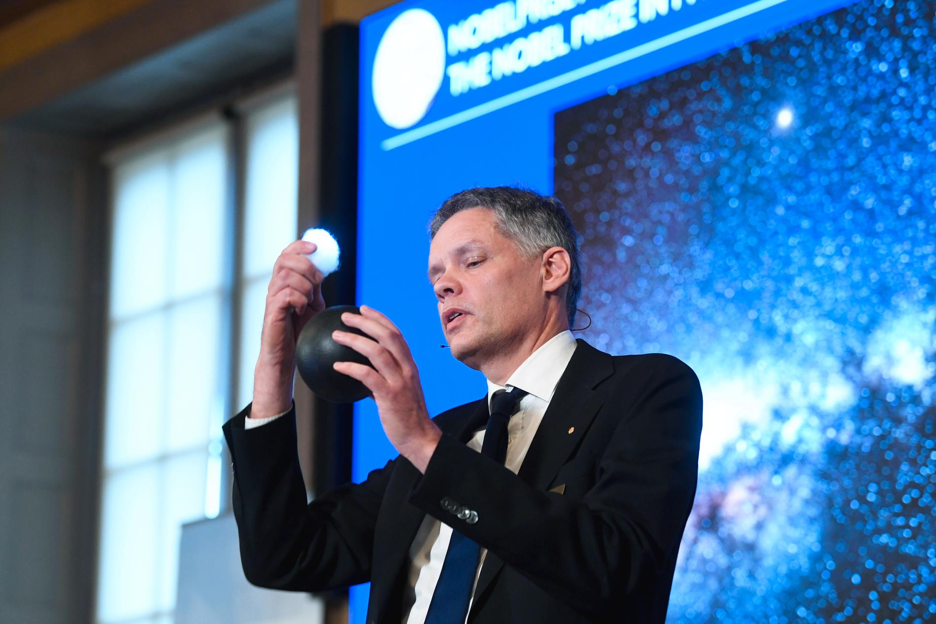 Ulf Danielsson förklarar 2020 års Nobelpris i fysik under tillkännagivandet den 6 oktober.