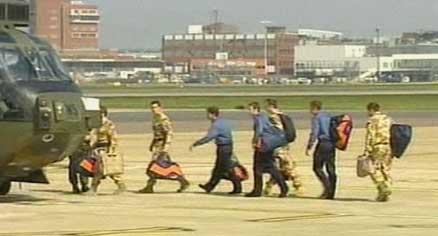hemma igen De 15 brittiska soldaterna som hållits fångna i Iran flögs idag till Heathrow utanför London, för vidare transport i RAF-helikoptrar till sin hembas.