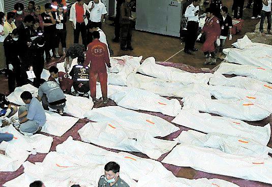 87 DÖDA De avlidnas kroppar placerades i en sal på flygplatsen.