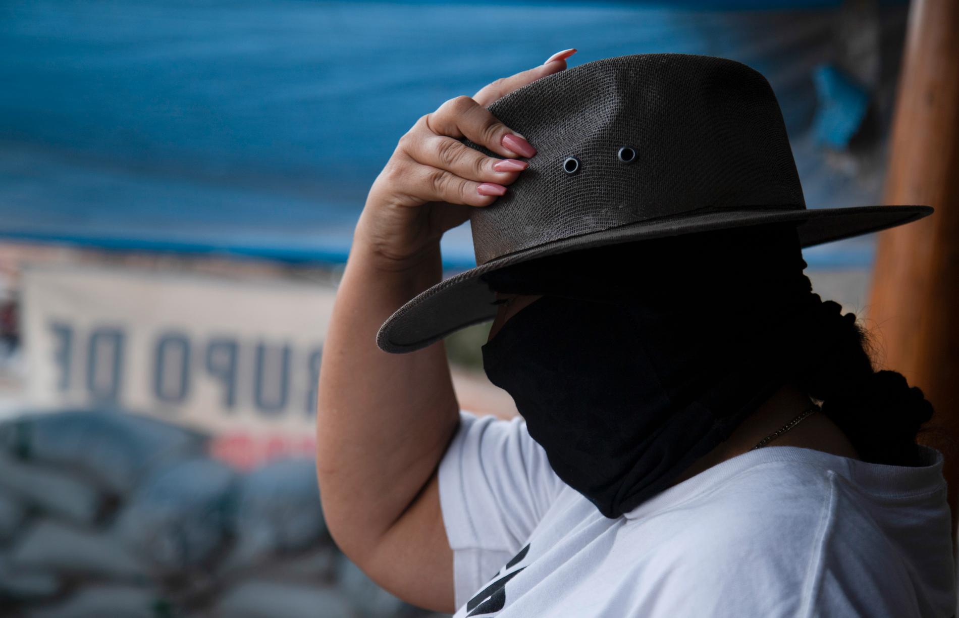 En medlem i en beväpnad kvinnoexklusiv självförsvarsgrupp patrullerar den mexikanska delstaten Michoacán. Arkivbild.
