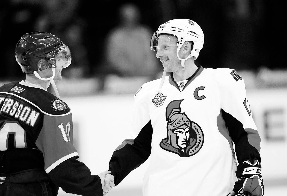 VÄLKOMMEN TILL NHL Fredrik Pettersson i Frölunda hälsar på Ottawas Daniel Alfredsson vid en träningsmatch – snart kan de ställas mot varandra igen. Med Frölunda i NHL.
