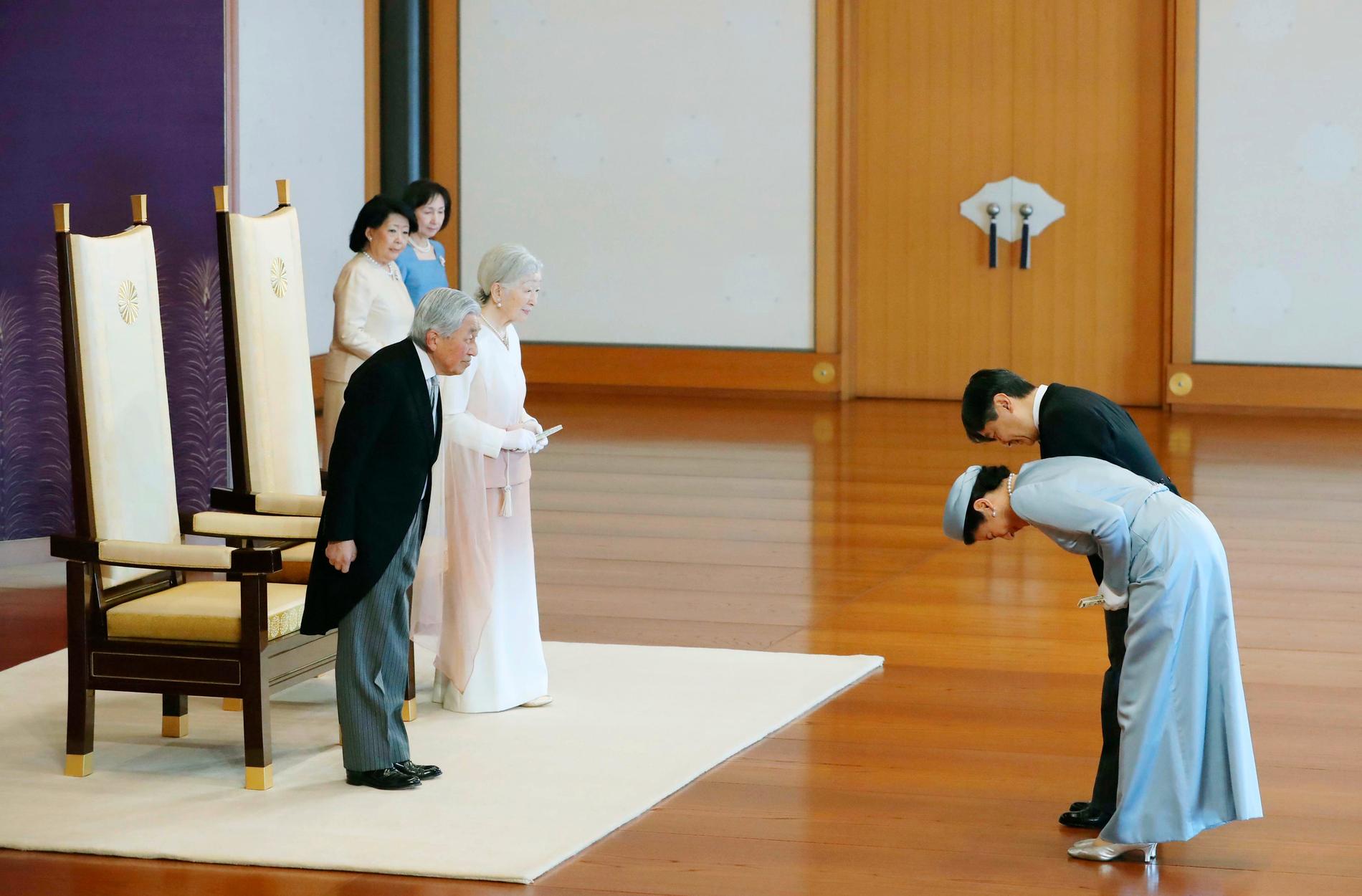 Japans kejsare Akihito och kejsarinnan Michiko till vänster hälsar på kronprins Naruhito och kronprinsessan Masako. Vid månadsskiftet april-maj påbörjar Japan sin nya era då kejsaren abdikerar och kronprinsen tar över.