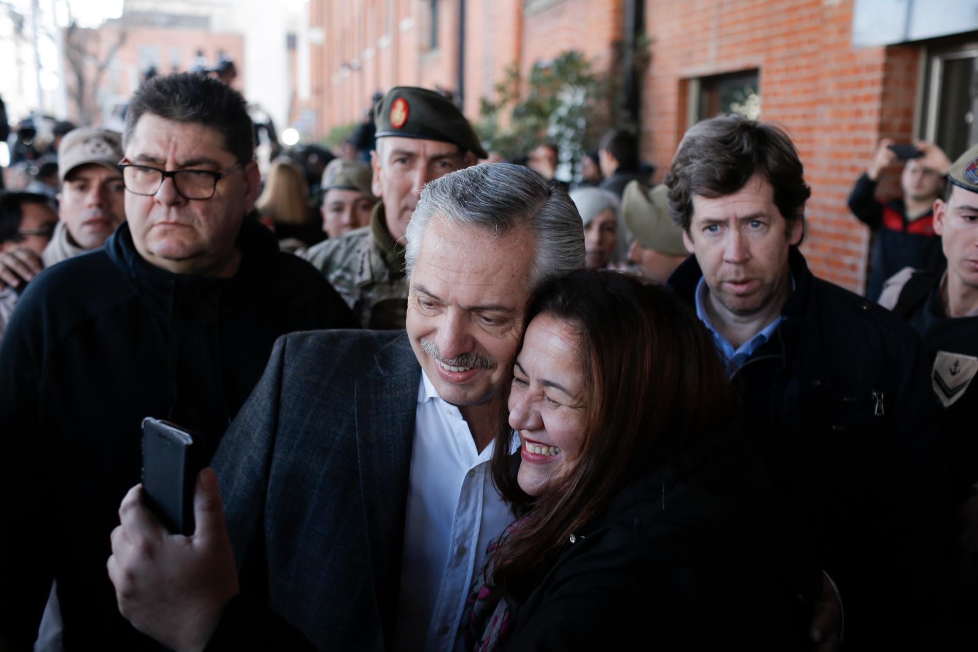 Alberto Fernández låter sig fotograferas med en anhängare i samband med röstningen på söndagen.