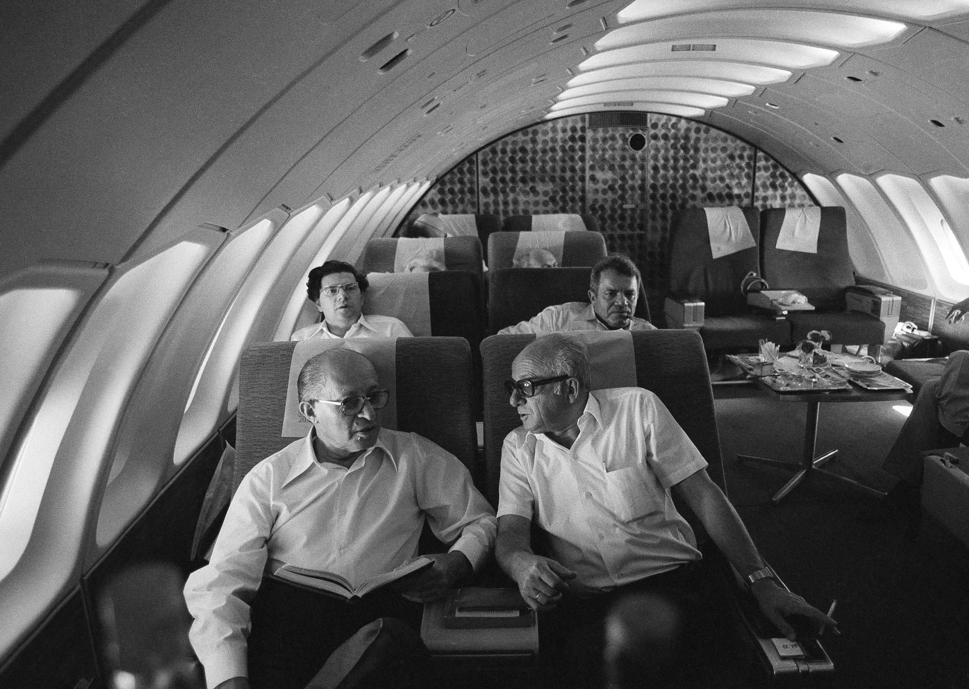 Israels dåvarande premiärminister Menachem Begin, till vänster, ombord på en av El Al:s 747-plan på väg mot New York, i september 1978.