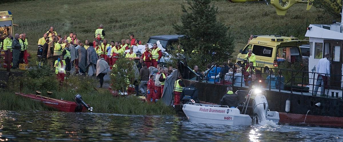 ÖVERLEVANDE  Räddningspersonal tar hand om de ungdomar som överlevde massakern på Utøya. Många av dem höll kontakten med omvärlden via sina telefoner.