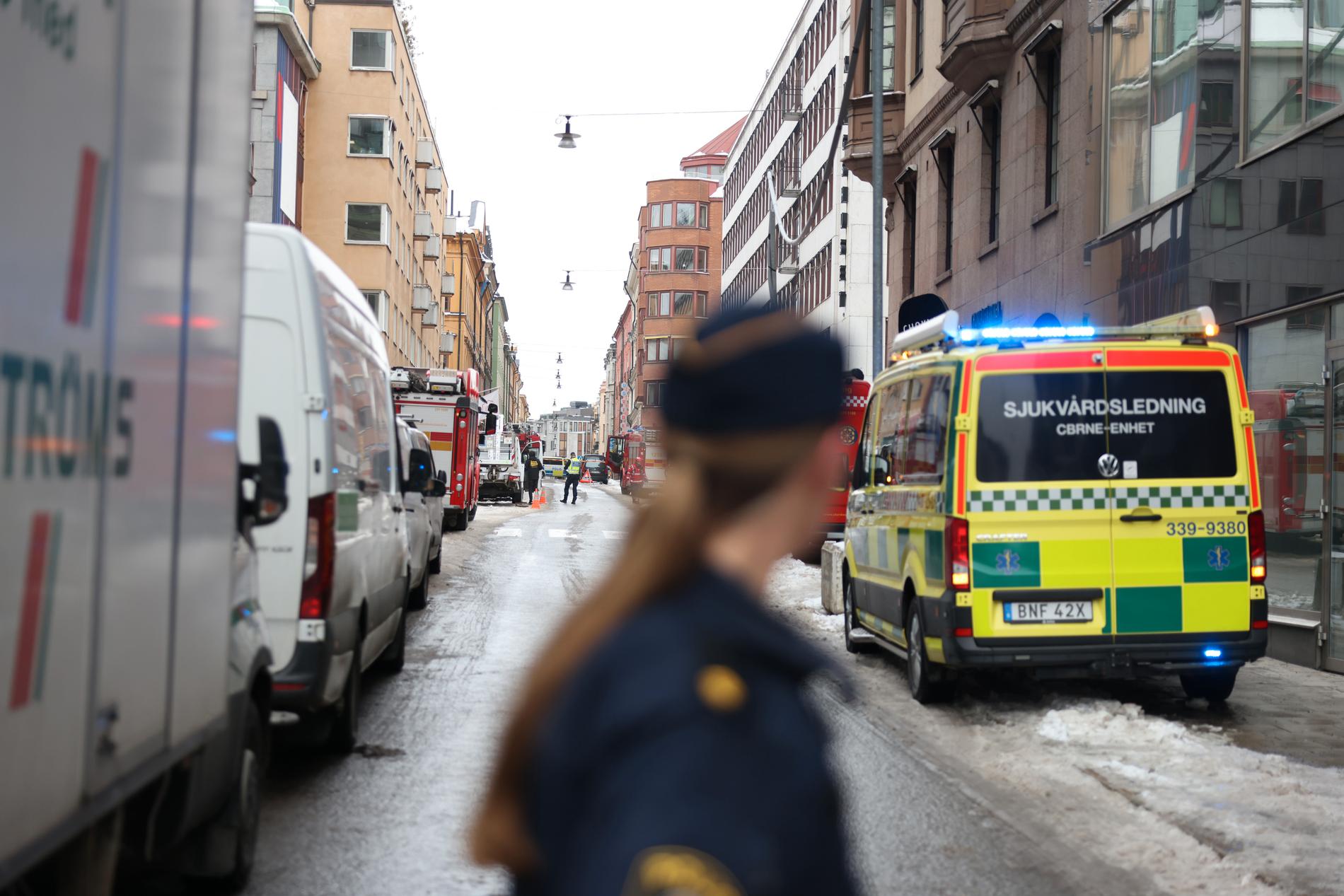 Räddningstjänst och polis på plats vid Länsstyrelsen i Stockholm.
