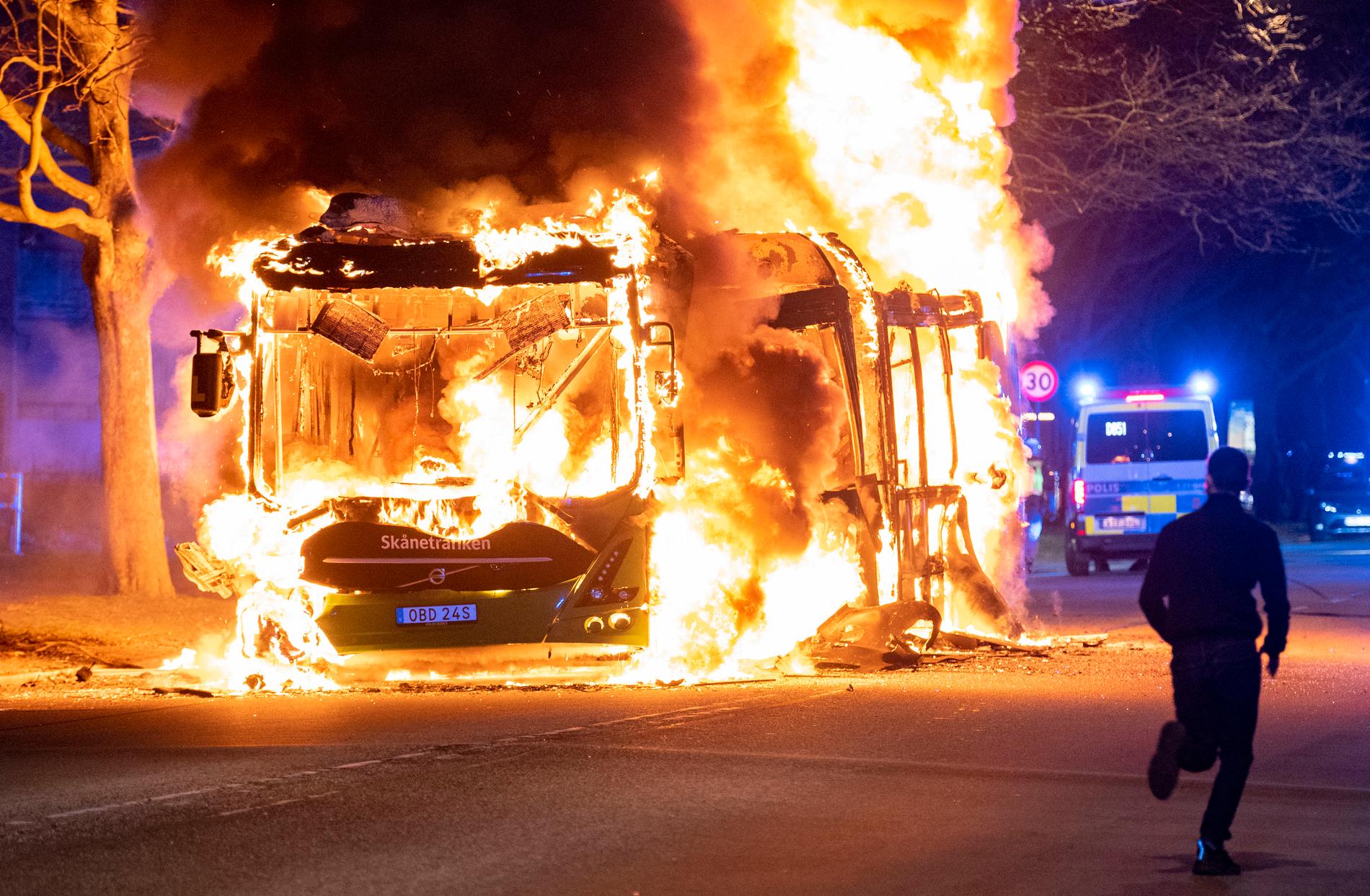 En stadsbuss brinner på Västra Kattarpsvägen på Rosengård i Malmö natten till söndagen – efter en lång påskhelg med våldsamma upplopp i flera städer.