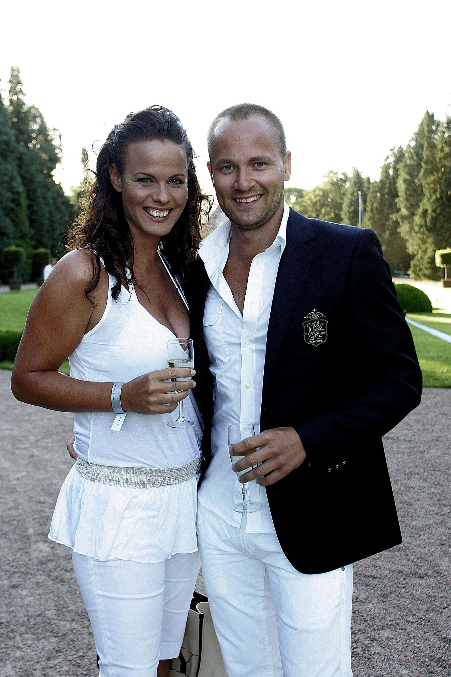 LIGGER I SKILSMÄSSA TV4-profilen Suzanne Sjögren var tidigare gift med Anders Jensen, men paret ligger nu i skilsmässa. Här ses de på tennisveckan i Båstad 2006.