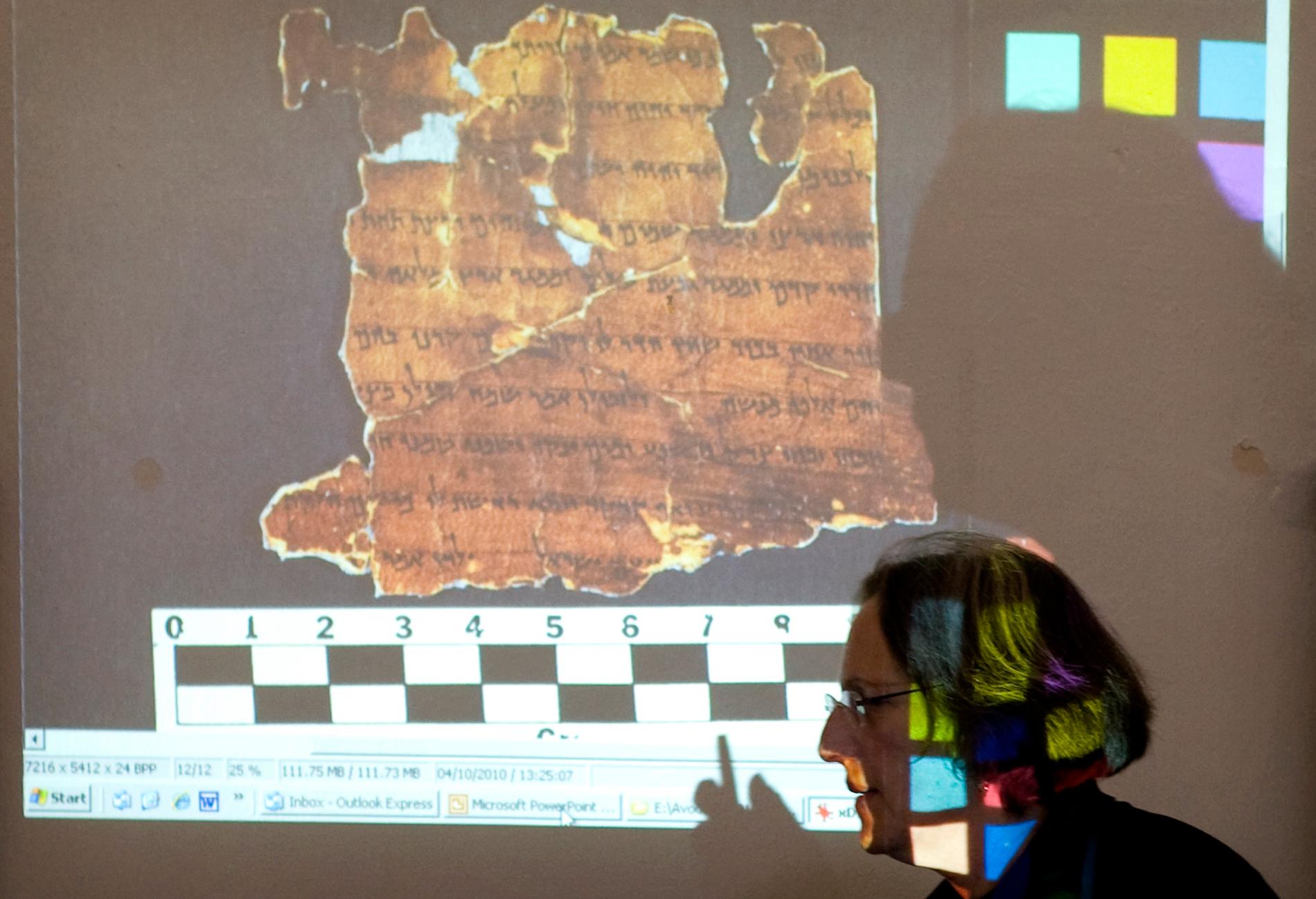 Ett fragment från Dödahavsrullarna visas upp i Jerusalem. Arkivbild