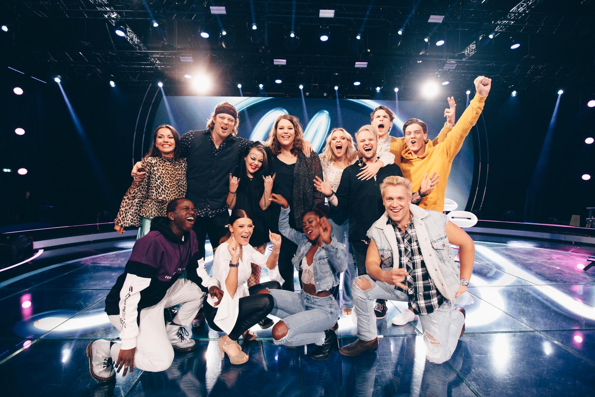 De tolv deltagarna som är med och tävlar i ”Idol 2019”.