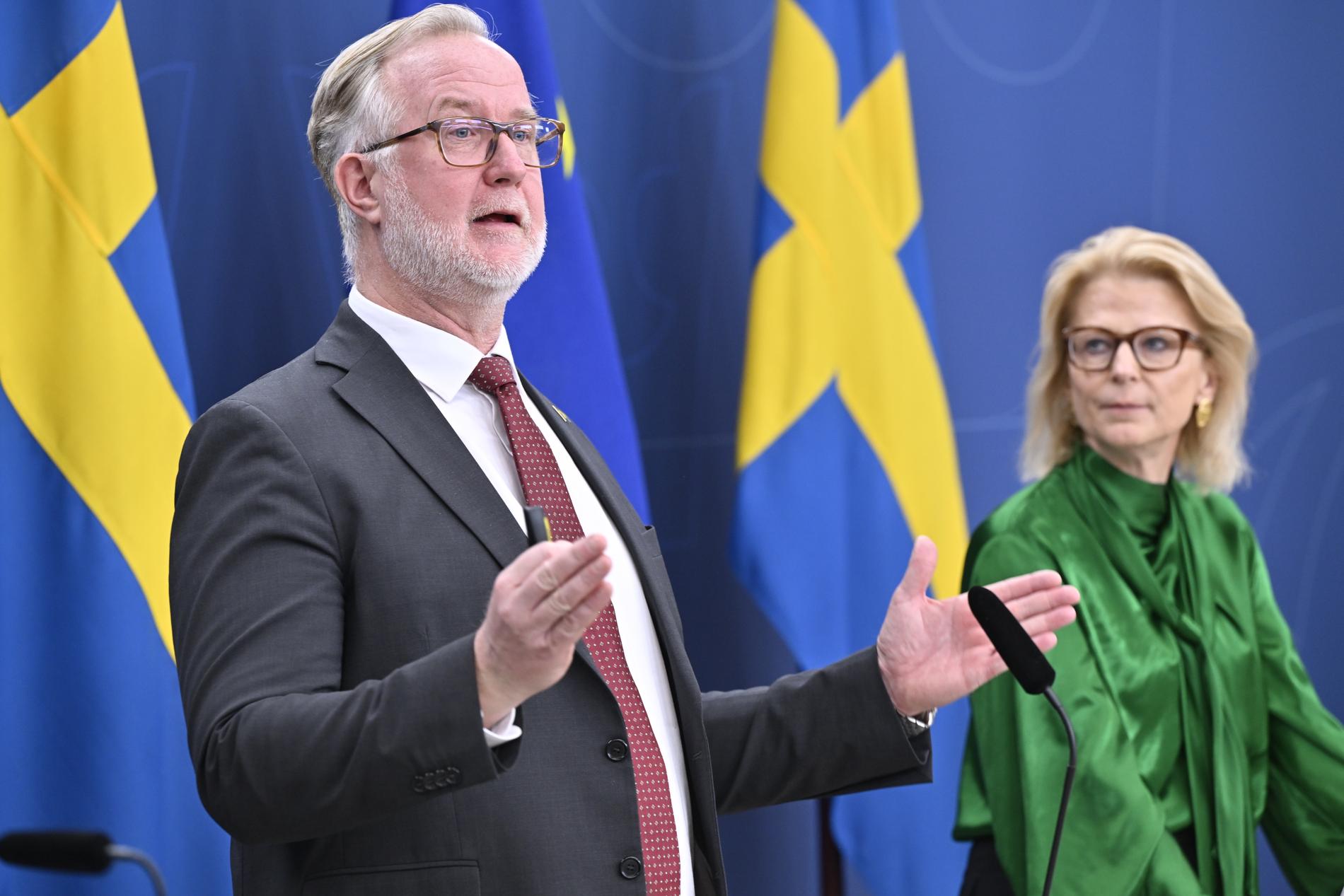 Arbetsmarknadsminister Johan Pehrson (L) och finansminister Elisabeth Svantesson (M) under pressträffen där reformering av arbetslöshetsförsäkringen presenteras.