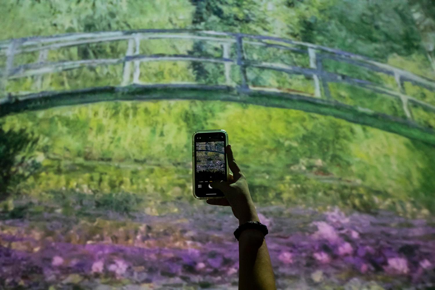 Bild från annan immersiv utställning av konst av Claude Monet, här i Brasilien.