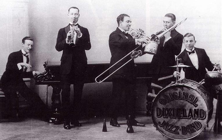 Original Dixieland Jazz Band från Chicago släppte världens första jazzskiva den 26 februari 1917.