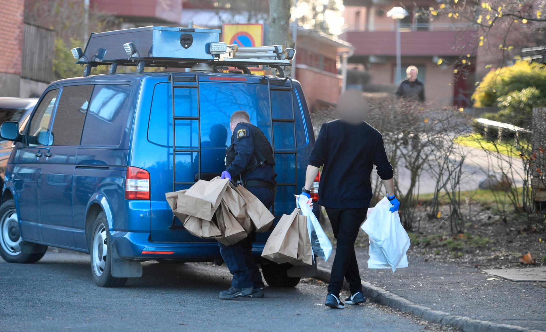 Polisen med beslag efter tisdagens gripande av två personer misstänkta för inblandning i skjutningen mot advokat Henrik Olsson Lilja.