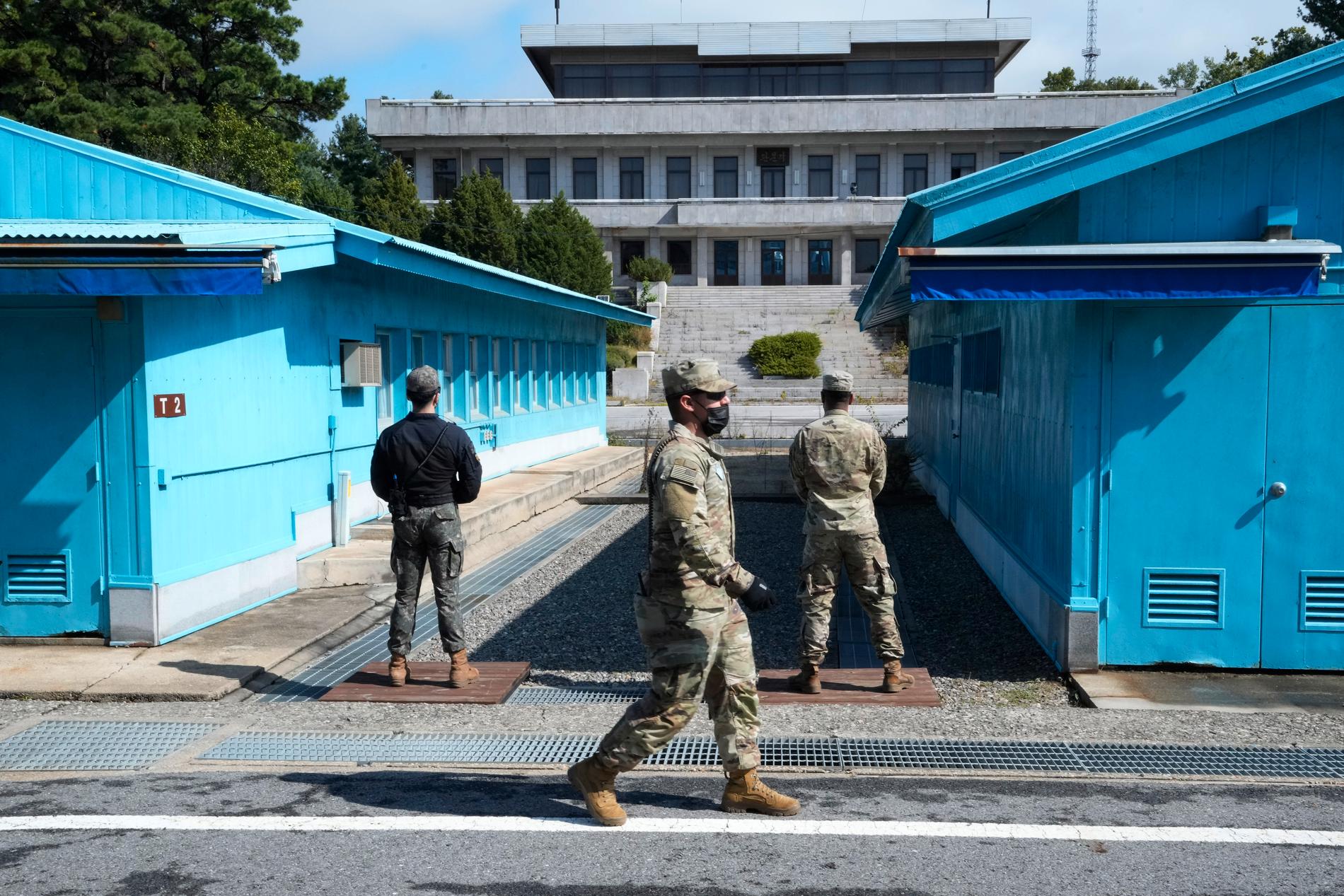 Sydkoreanska och amerikanska soldater vid den nordkoreanska gränsen har höjt beredskapen efter tisdagens robottest.