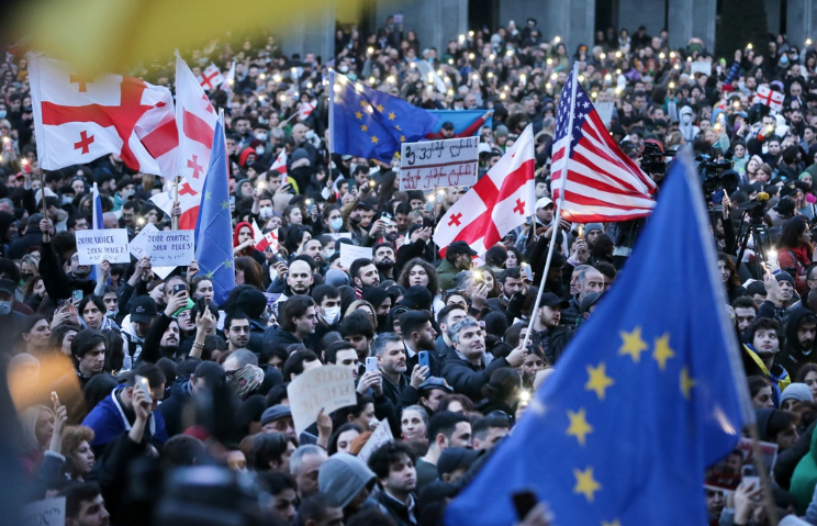 Demonstranter utanför parlamentet i Tbilisi.