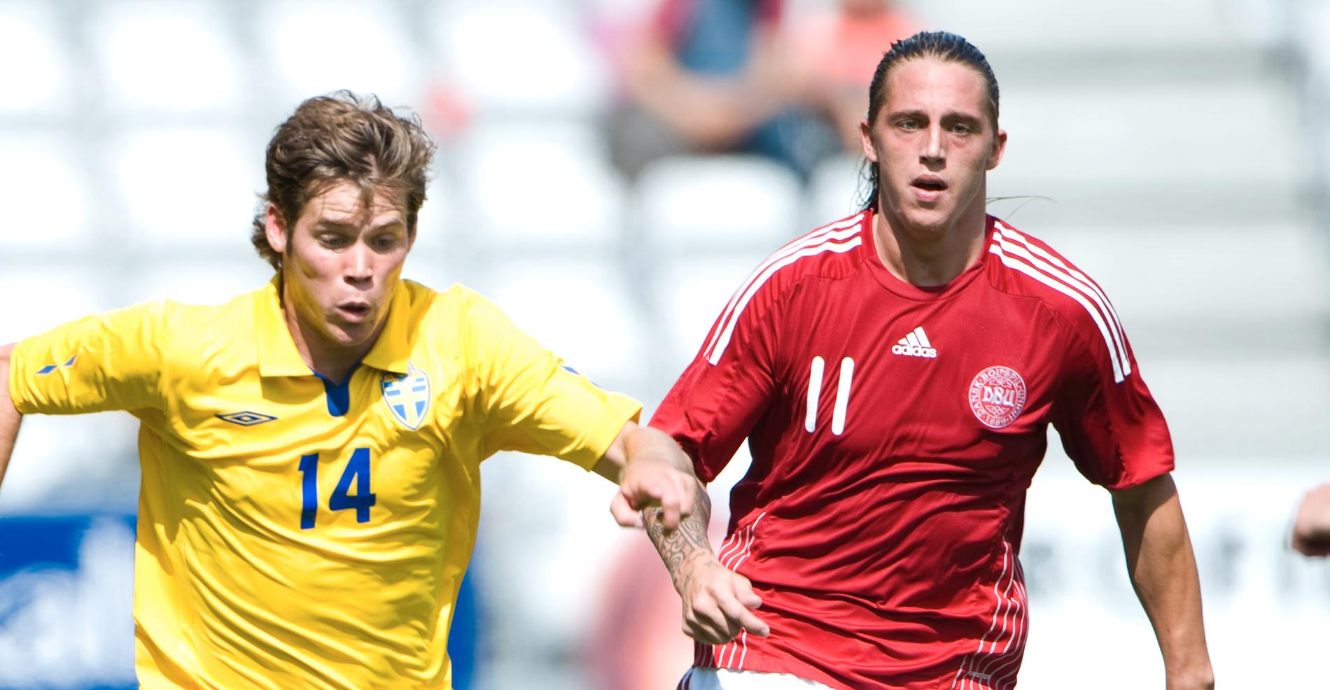 Nicki Bille i närkamp med Emil Salomonsson i en U21-landskamp 2009.