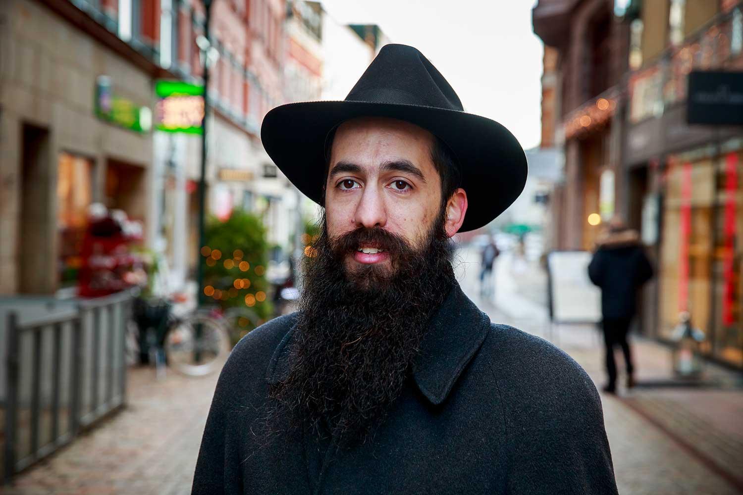 Rabbinen i Malmös judiska församling, Shneur Kesselman, attackerades av okända i går kväll. – De skrek ”fucking judar”, säger han.