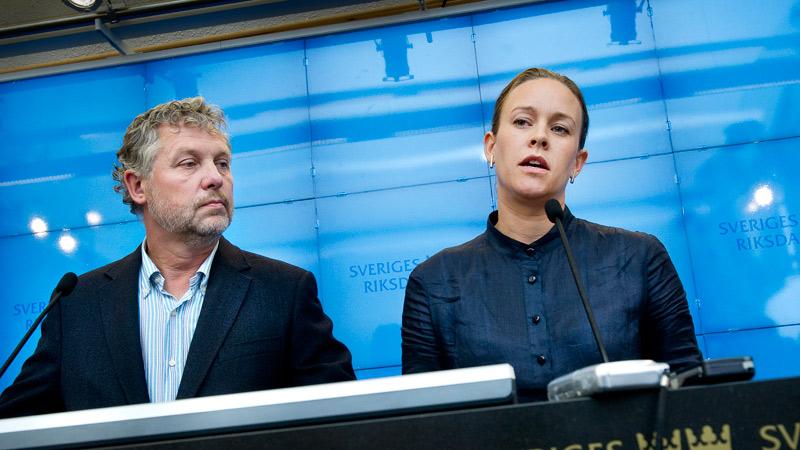 Peter Eriksson och Maria Wetterstrand berättade på en extrainsatt presskonferens på måndagen att de bjudits in till samarbete med alliansen, men inte erbjudits plats i regeringen. Ett erbjudande MP tackade nej till.