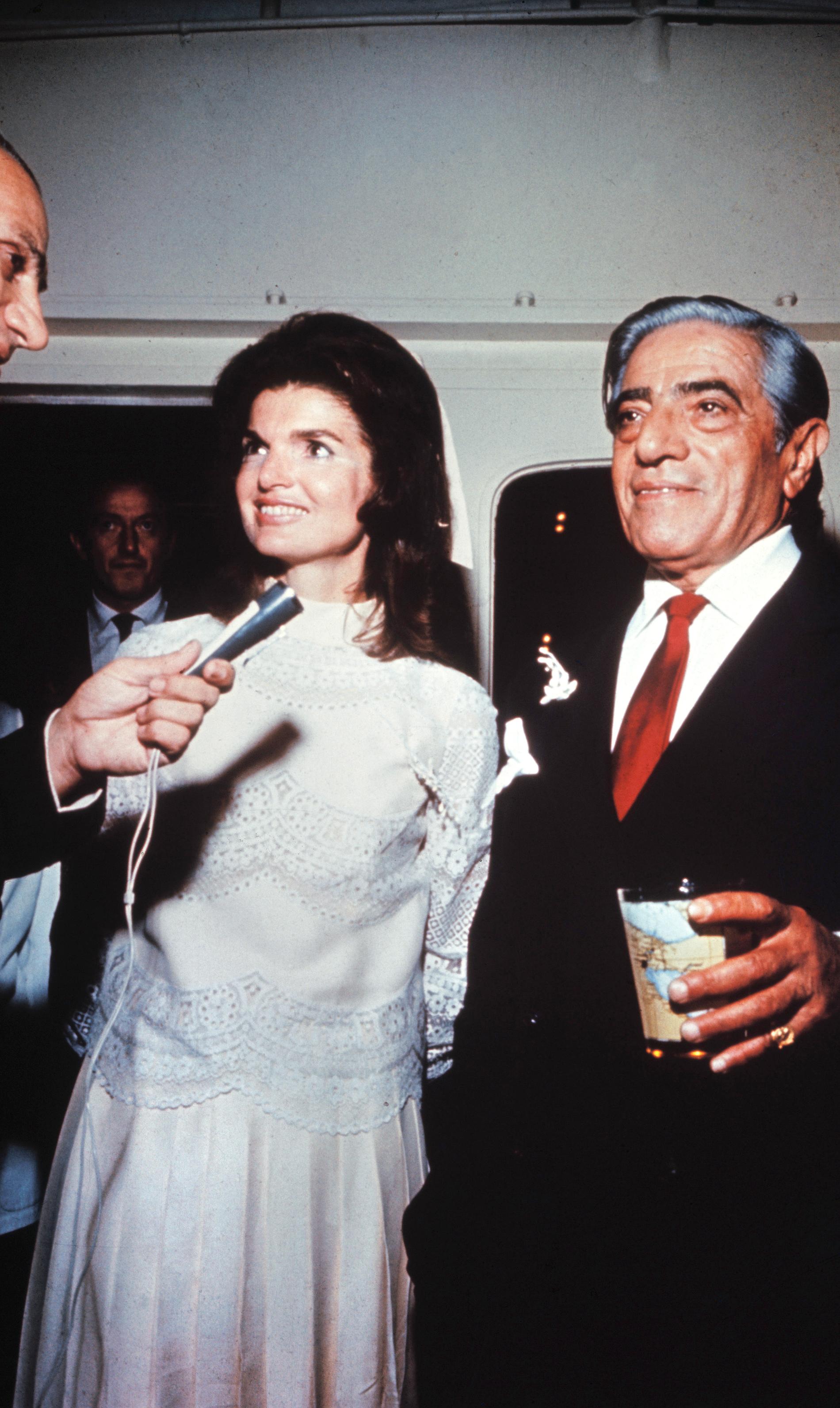 När Jackie Onassis gifte sig med skeppsredaren Aristotle Onassis 1968 bar hon en kort brudklänning som var specialdesignad av Valentino.