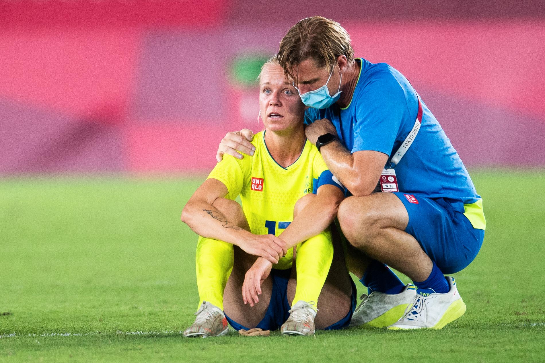 Psykologen Rasmus Liljeblad tröstar Caroline Seger efter hennes straffmiss mot Kanada i OS. 