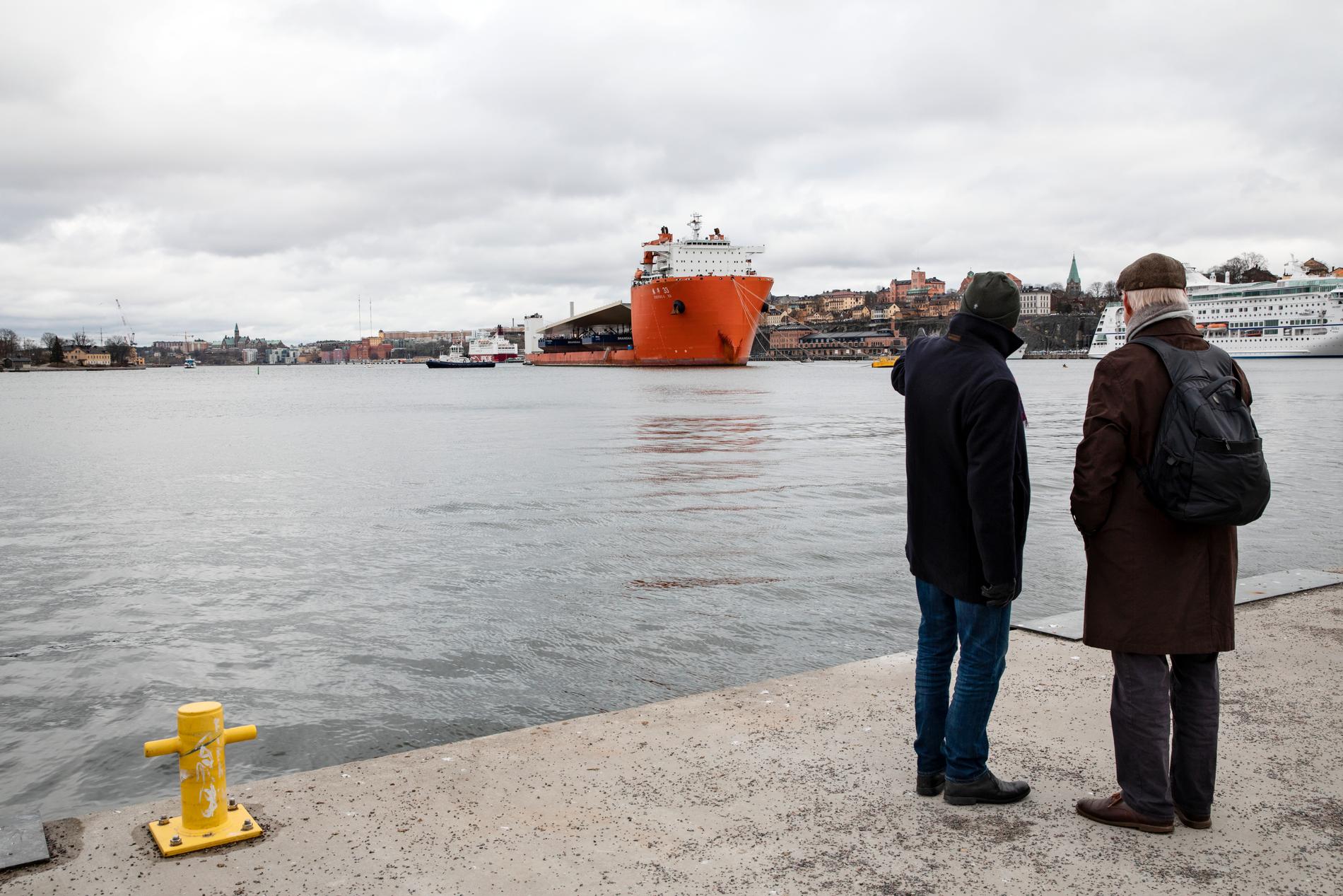 Lastfartyget Zhen Hua 33 anländer till Saltsjön och Slussen i Stockholm med den nya Slussenbron ”Guldbron” från Kina.