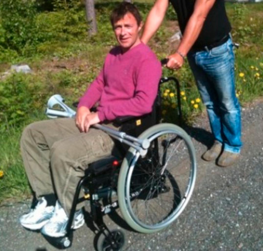 Fredrik i rullstol efter en, av flera, otäcka olyckor genom karriären. 