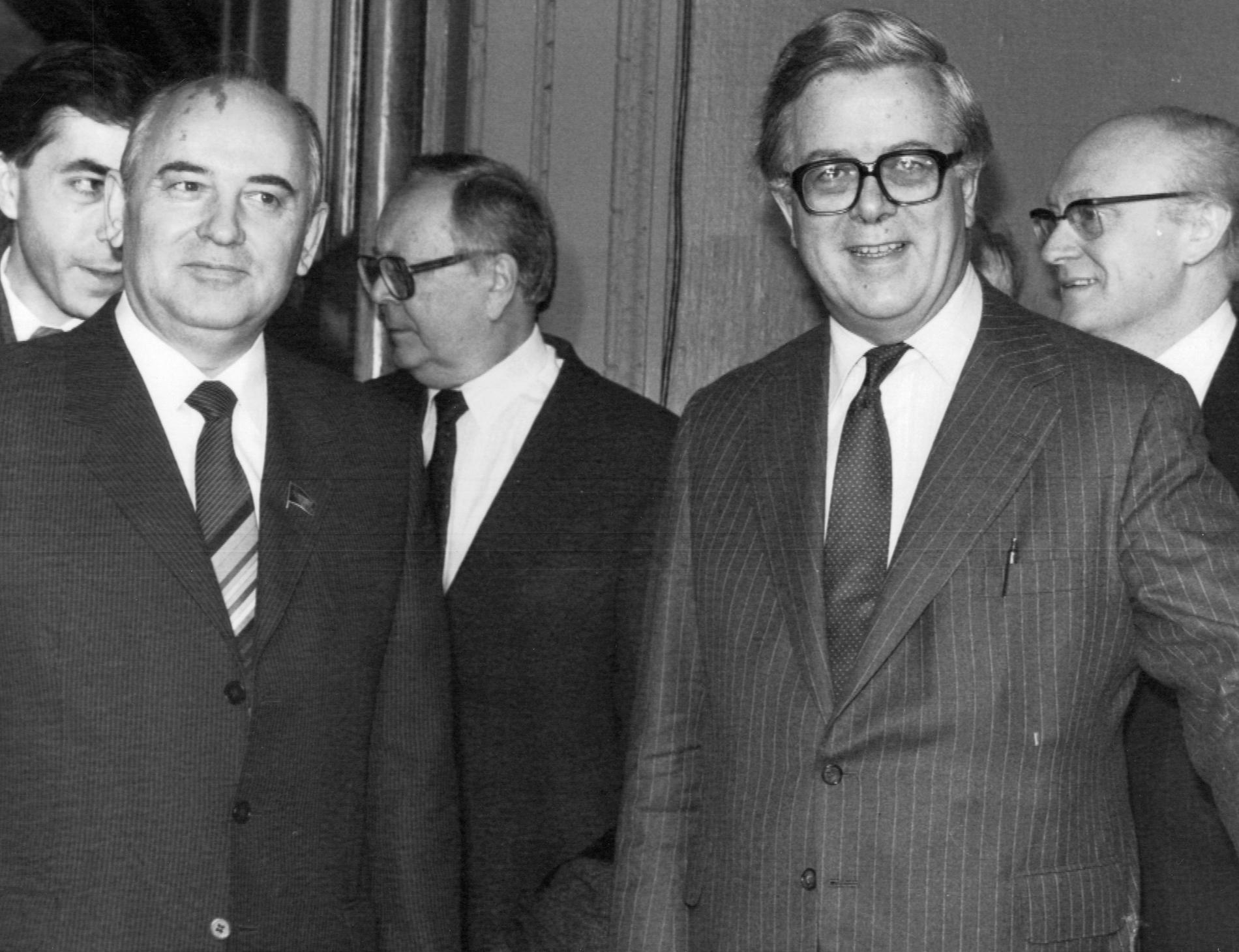 Gorbatjov och Geoffrey Howe, tidigare politiker i Storbritannien. 