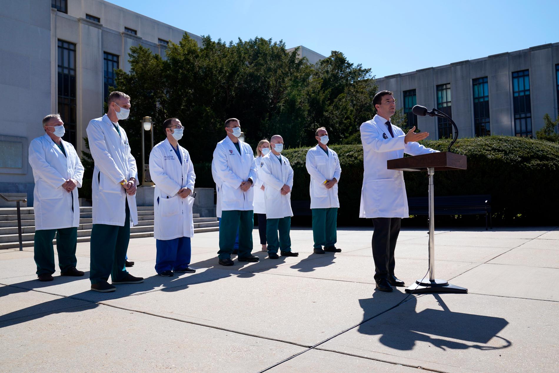 Läkarteamet som vårdar Donald Trump, men hans personliga läkare Sean Conley längst fram.