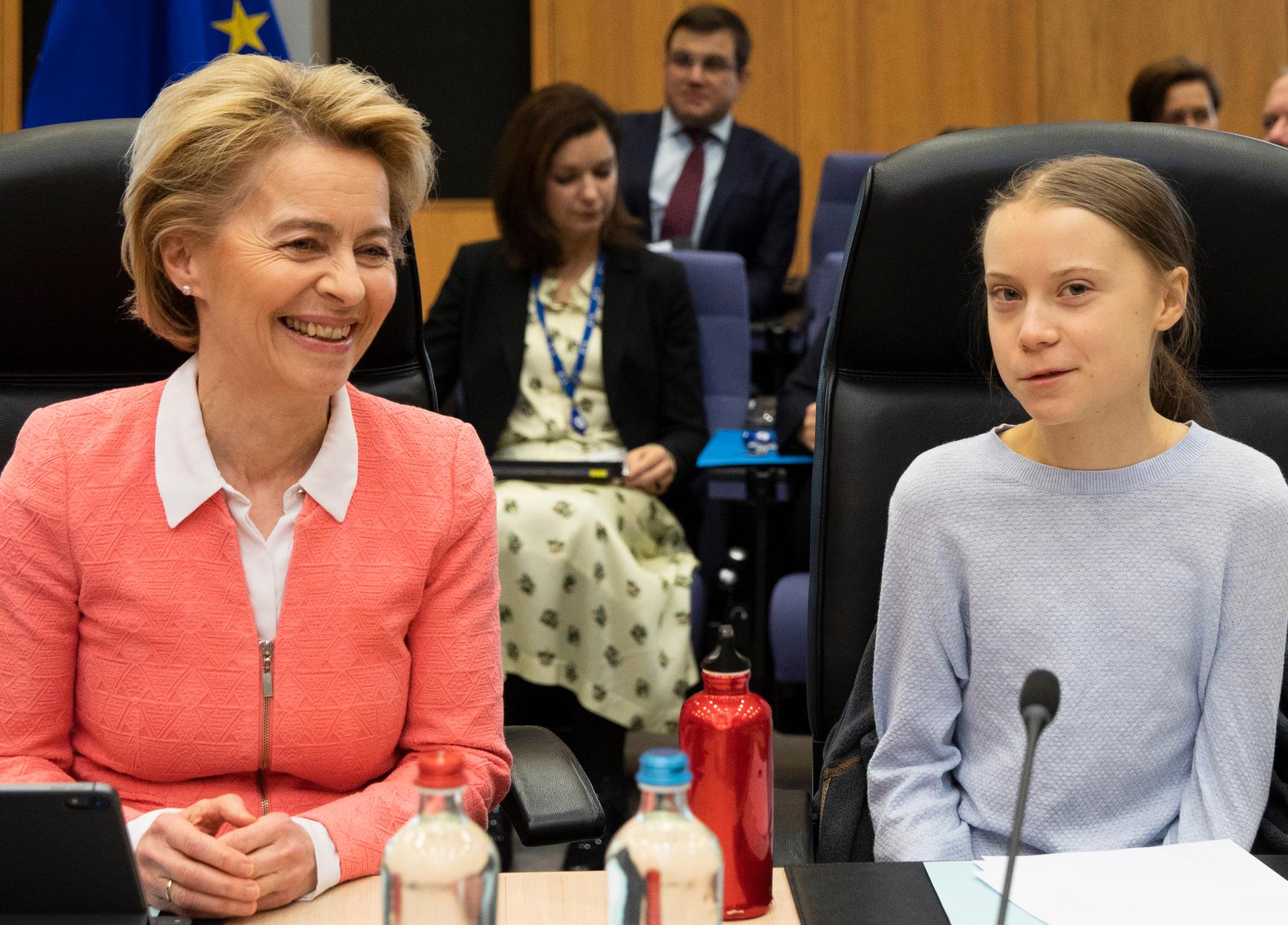 EU-kommissionens ordförande Ursula von der Leyen tillsammans med svenska klimataktivisten Greta Thunberg vid onsdagens kommissionsmöte i Bryssel.