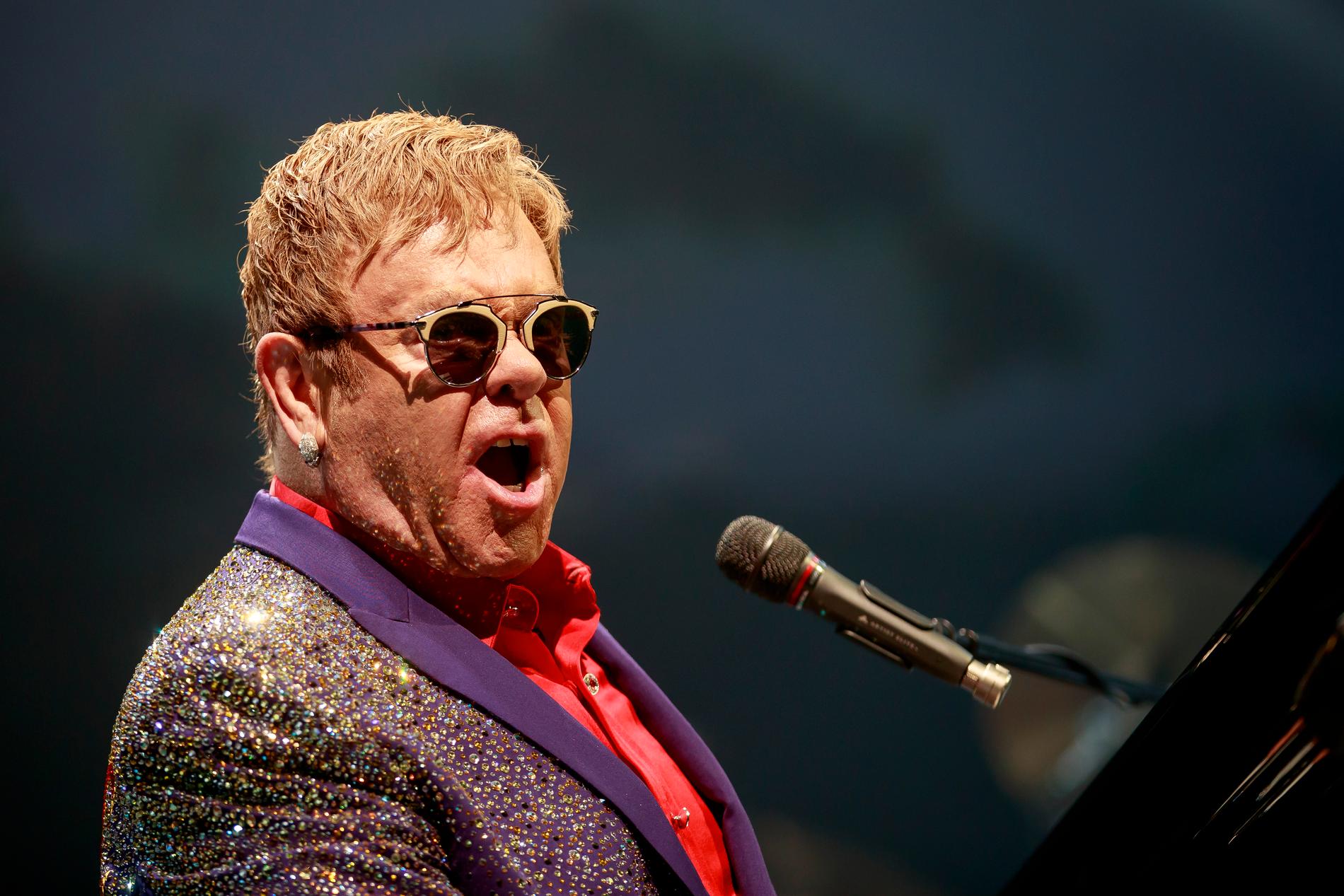 Elton John på spelning i Sverige. 