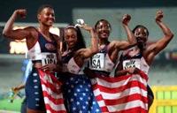 Marion Jones, Gail Devers, Inger Miller och den nu dopningsmisstänkte Chryste Gaines efter guldmedaljen i 4x100 meter vid friidrotts-VM i Aten 1997.