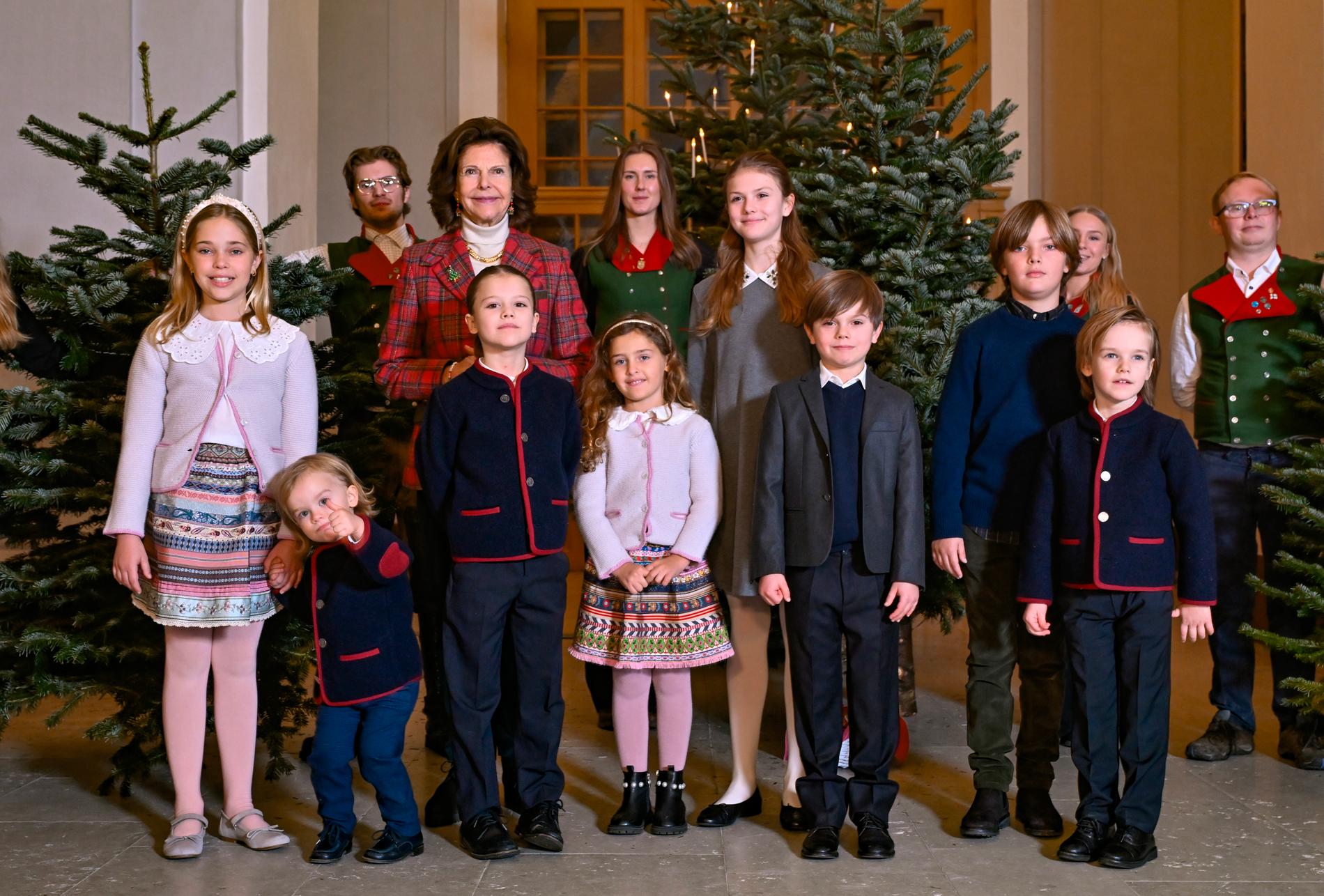 Drottning Silvia tillsammans med alla sina barnbarn. Från vänster: prinsessan Leonore, prins Julian, prins Alexander, prinsessan Adrienne, prinsessan Estelle, prins Oscar, prins Nicholas och prins Gabriel. 