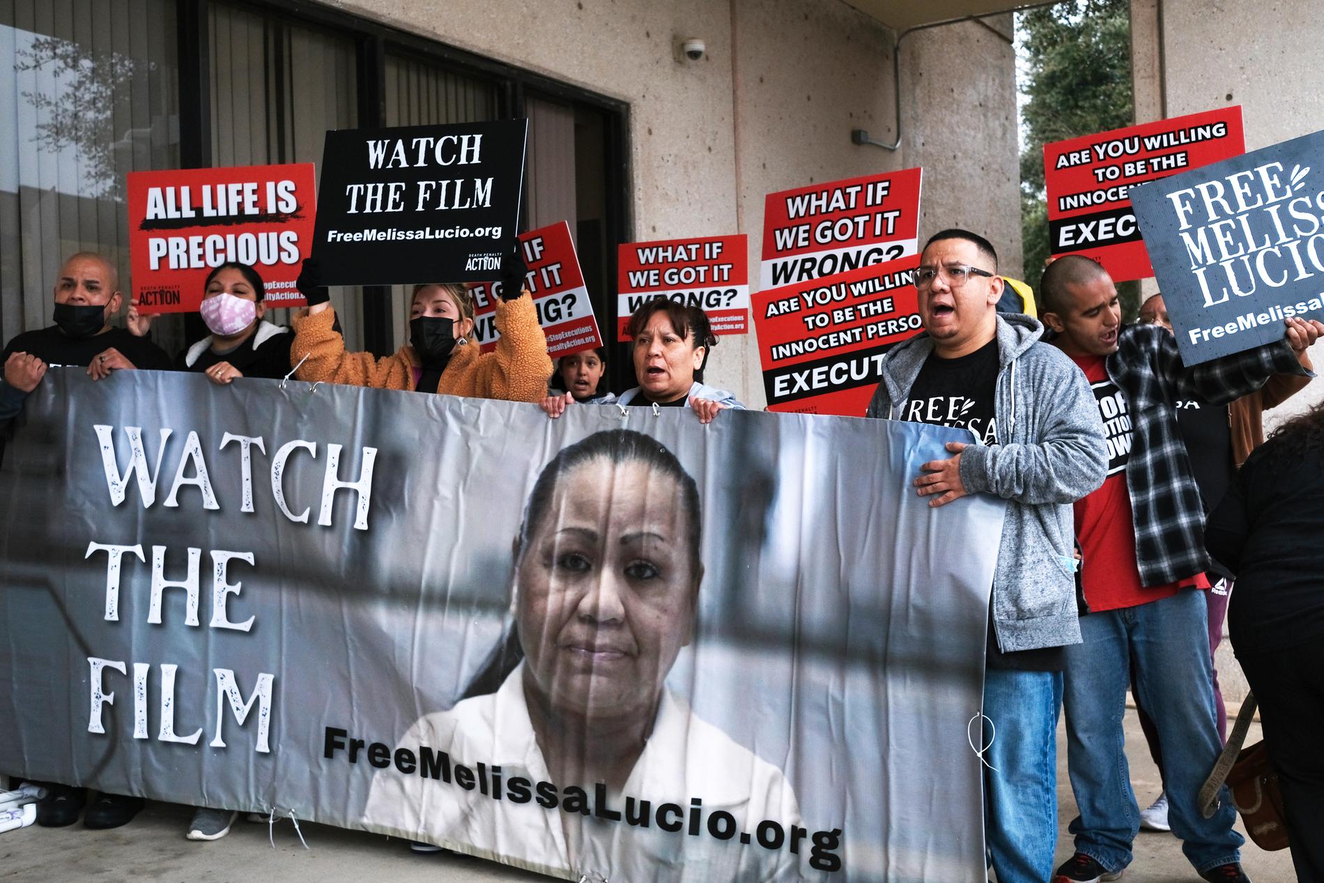 Familj och vänner till Melissa Lucio demonstrerar utanför en domstolsbyggnad i Texas i februari.