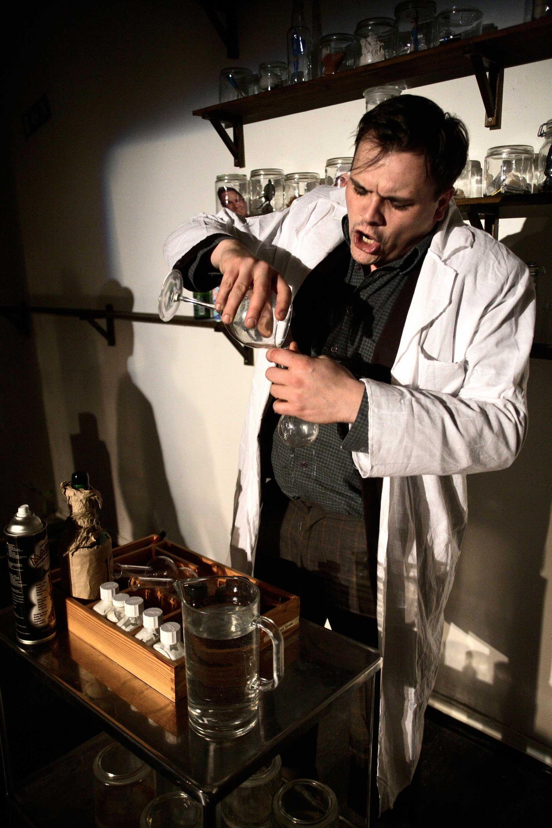 Mathias Olsson i en uppsättning av "Dr Jekyll & Mr Hyde".
