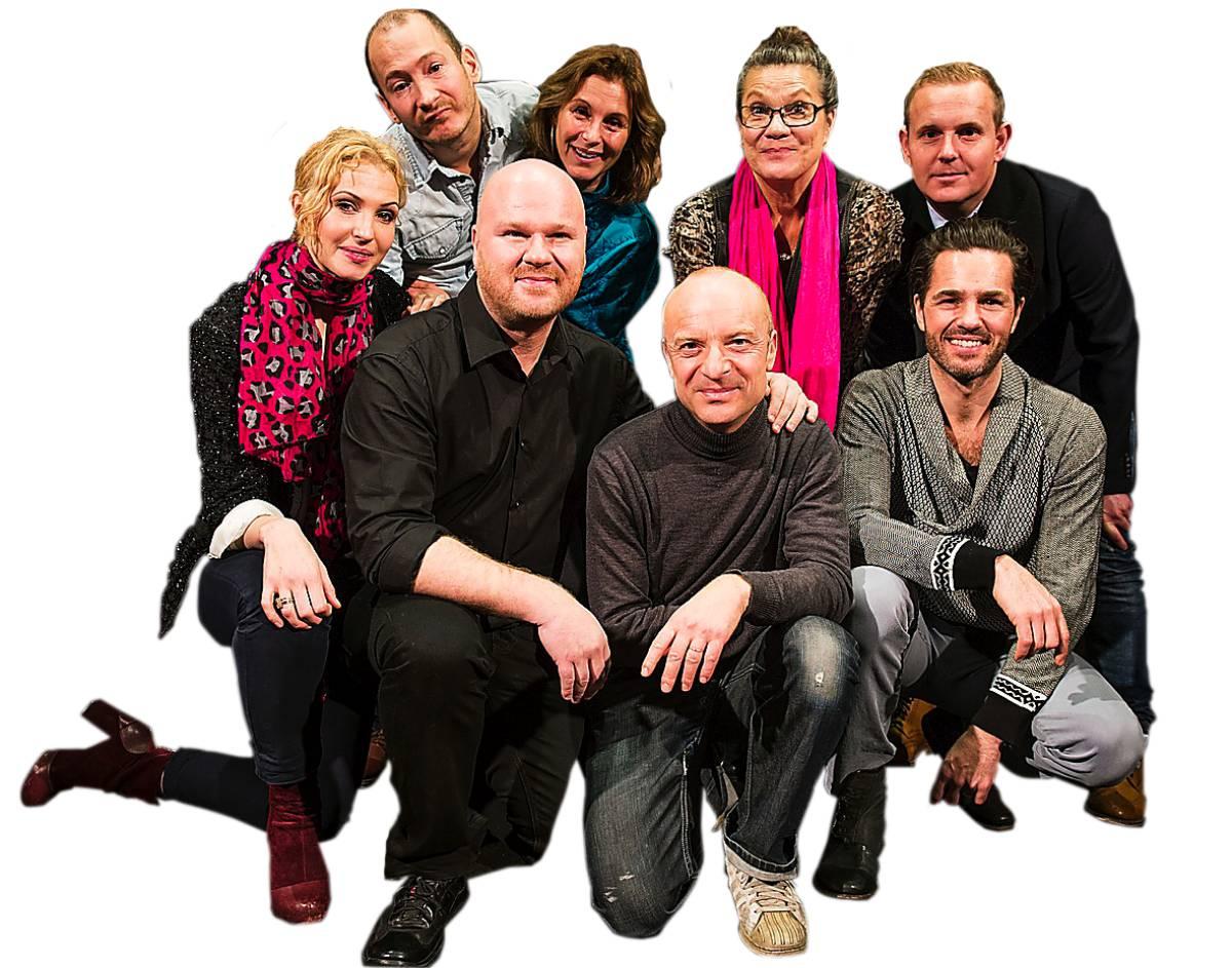 Övre raden från vänstern: Jonas Helgesson, Helen Sjöholm, My Holmsten och Måns Möller. Främre raden från vänster: Frida Westerdahl, Fredrik Kempe, Jonas Gardell och Peter Jöback.
