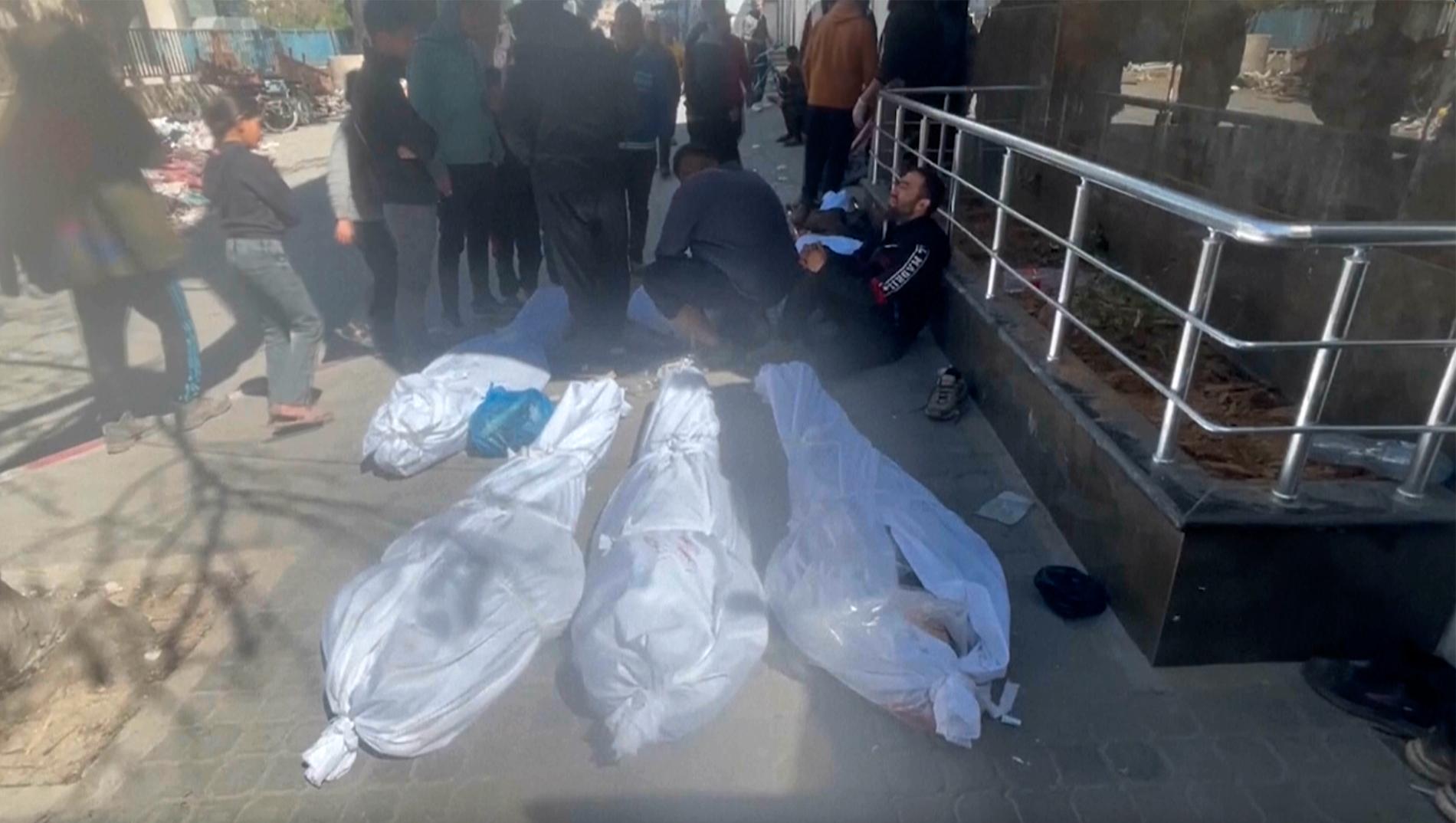 Tre döda i plastpåsar på Shifa-sjukhuset.