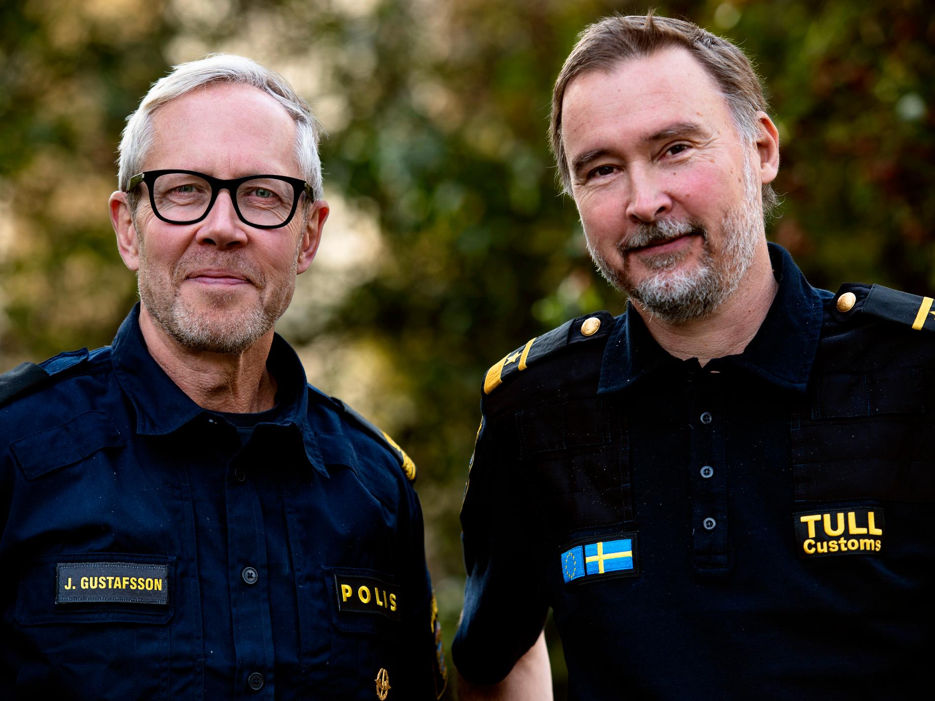 Johan Gustafsson, kriminalinspektör Nationellt skjutvapencenter, och Jesper Liedholm, analytiker vid Tullverkets underrättelsetjänst i Malmö, även han vid Nationellt Skjutvapencentrum.