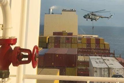 Den här bilden är tagen från ett filmklipp som visar hur ett fraktfartyg nära Hormuzsundet blir bordat av väpnade personer.