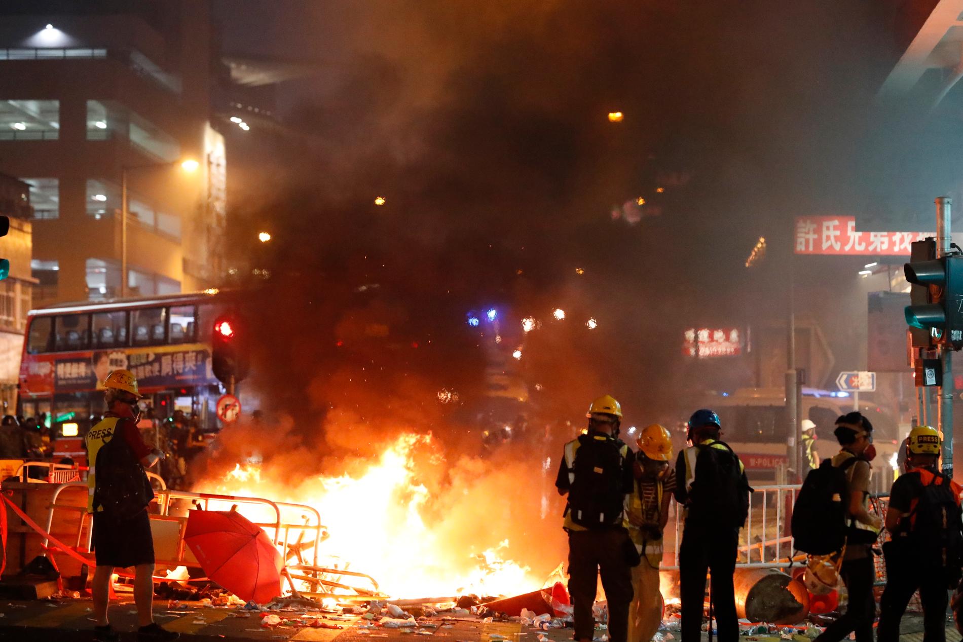 Demonstranter har satt eld på barrikader i Hongkong.