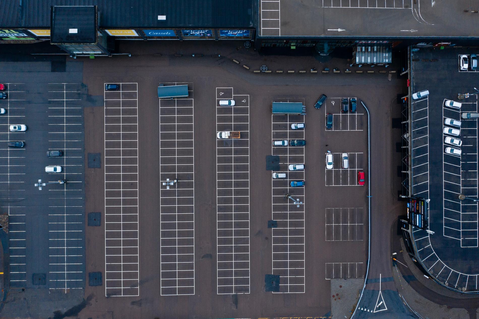 Ett fåtal bilar står parkerade utanför Nordby Shoppingcenter. Här brukar det vanligen vara proppfullt med bilar i december – flera med norska registreringsskyltar.