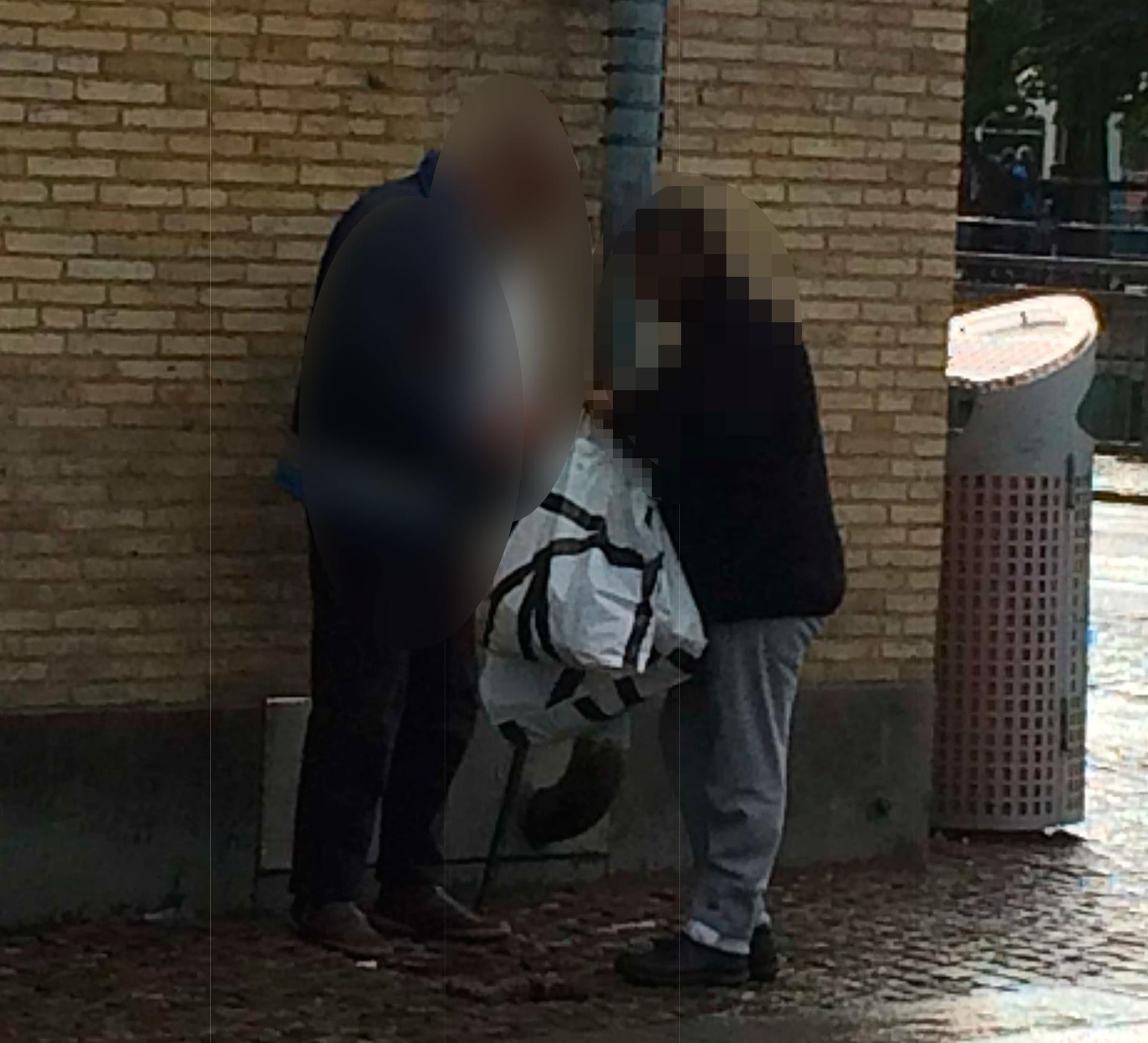 En av polisens spaningsbilder visar  ett av offren, en synskadad man, och en annan tiggare.