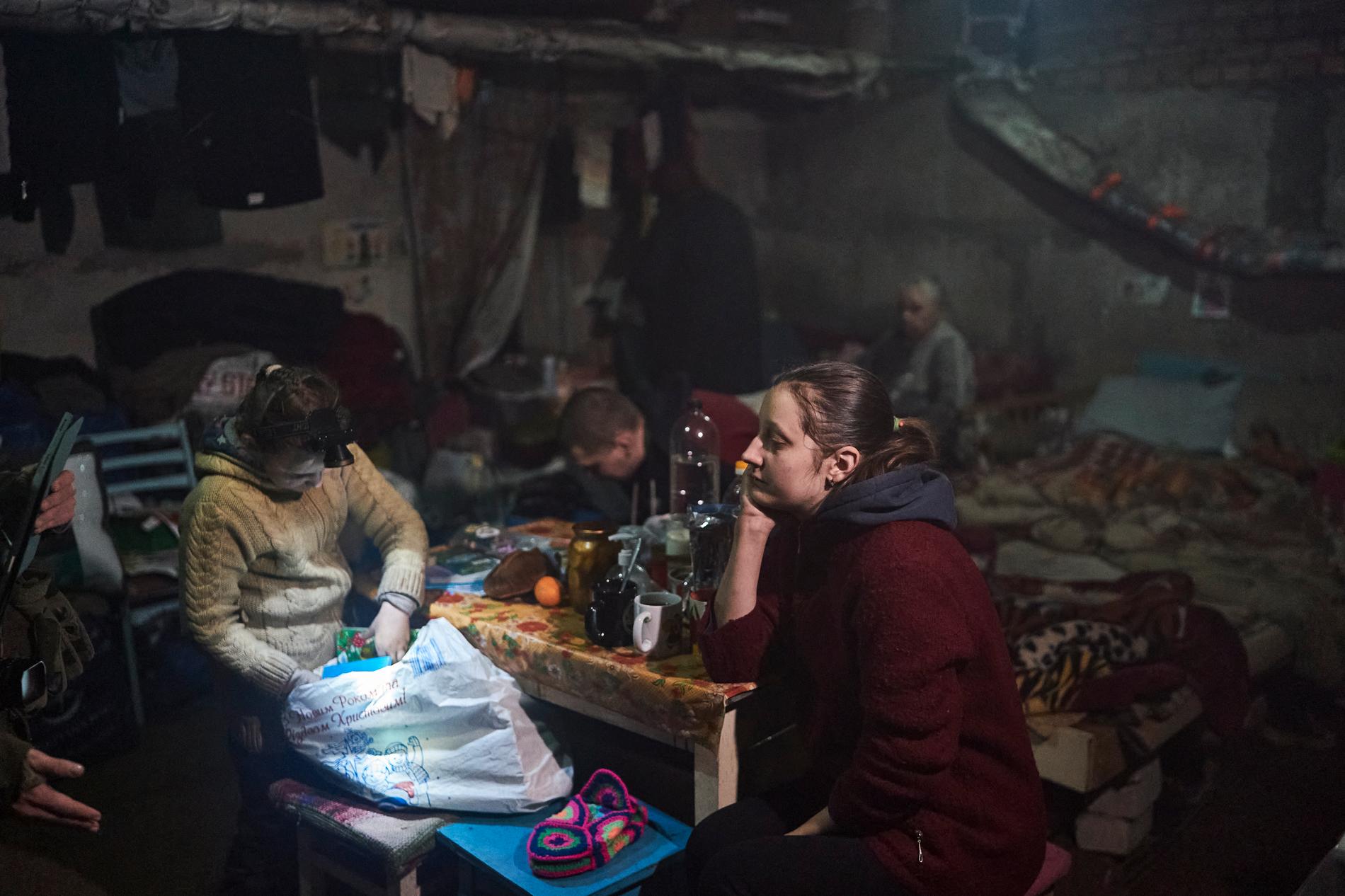 Anna och hennes dotter Nastja tar skydd i en källare i Soledar medan de ryska attackerna pågår utanför. Bild från den 21 december.