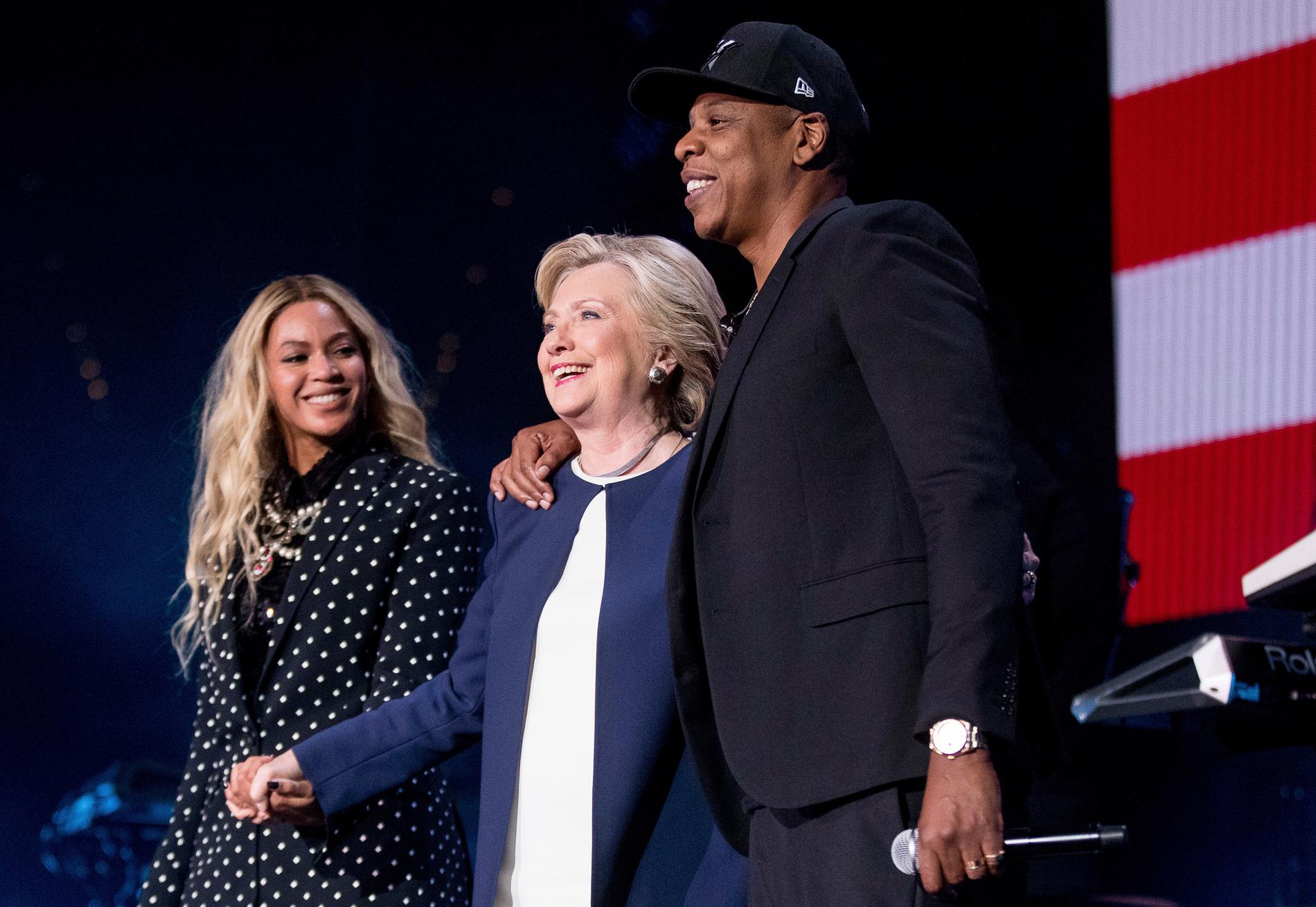Hillary Clinton på scen med Jay Z och Beyoncé i Cleveland, Ohio. Foto: AP